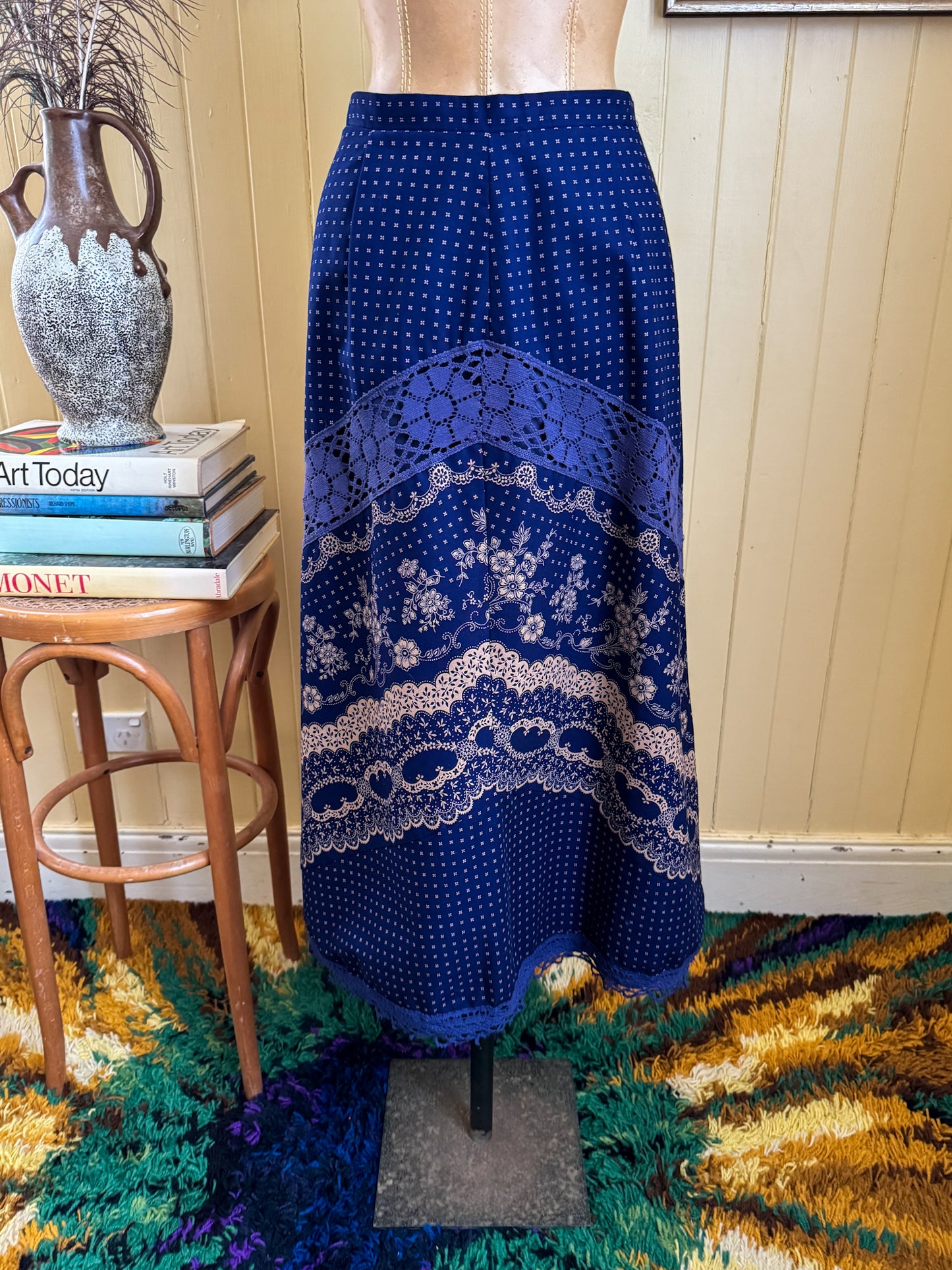 VINTAGE 1980S GERMAN LUCIE LINDEN WOOL BLEND PRINT LACE MIDI PEASANT SKIRT L