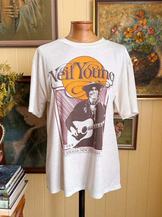 VINTAGE 1985 NEIL YOUNG, CRAZY HORSE + THE INTERNATIONAL HARVEST AUSTRALIA NZ TOUR PRINT BAND TSHIRT M