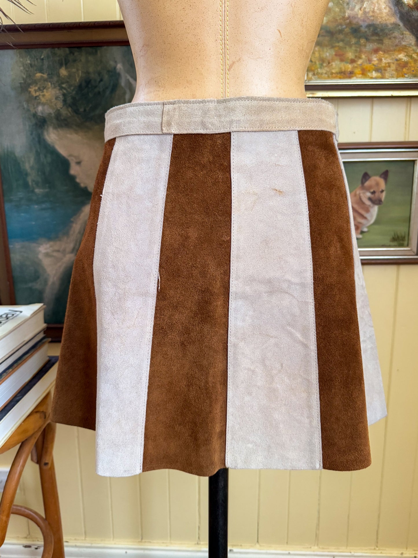VINTAGE 1970S SUEDE LEATHER PANEL BUTTERFLY APPLIQUÉ BUTTON THROUGH MINI SKIRT S/M