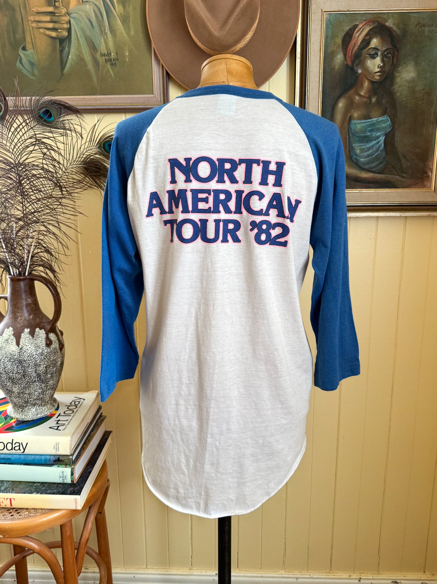 VINTAGE 1982 RARE OLIVIA NEWTON JOHN PHYSICAL TOUR PRINT RAGLAN TSHIRT M/L