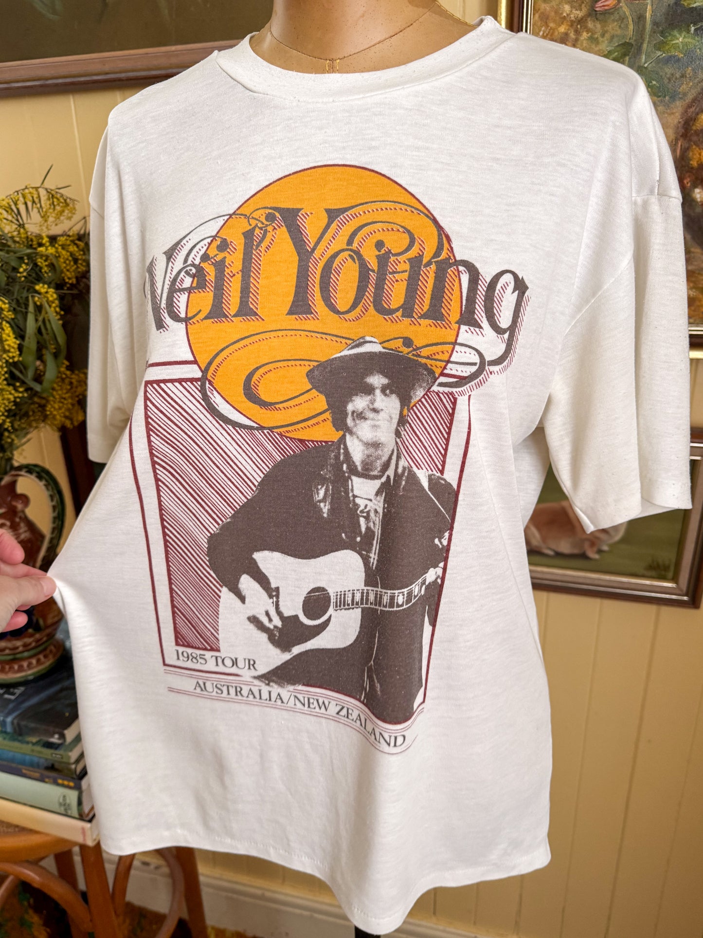 VINTAGE 1985 NEIL YOUNG, CRAZY HORSE + THE INTERNATIONAL HARVEST AUSTRALIA NZ TOUR PRINT BAND TSHIRT M