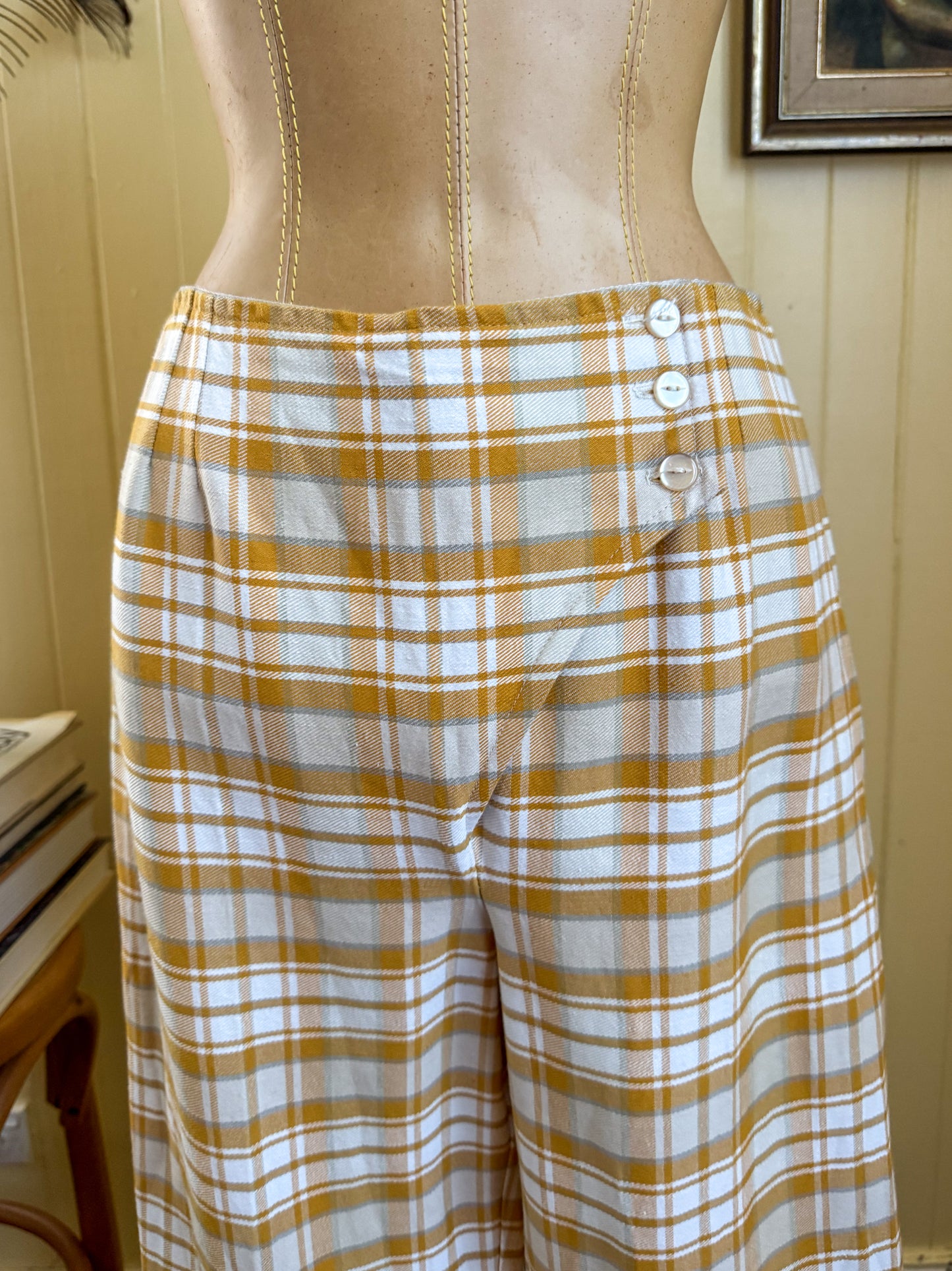 VINTAGE 1960S WHITE ROSE GARMENTS VISCOSE BLEND PLAID WIDE LEG PANTS S