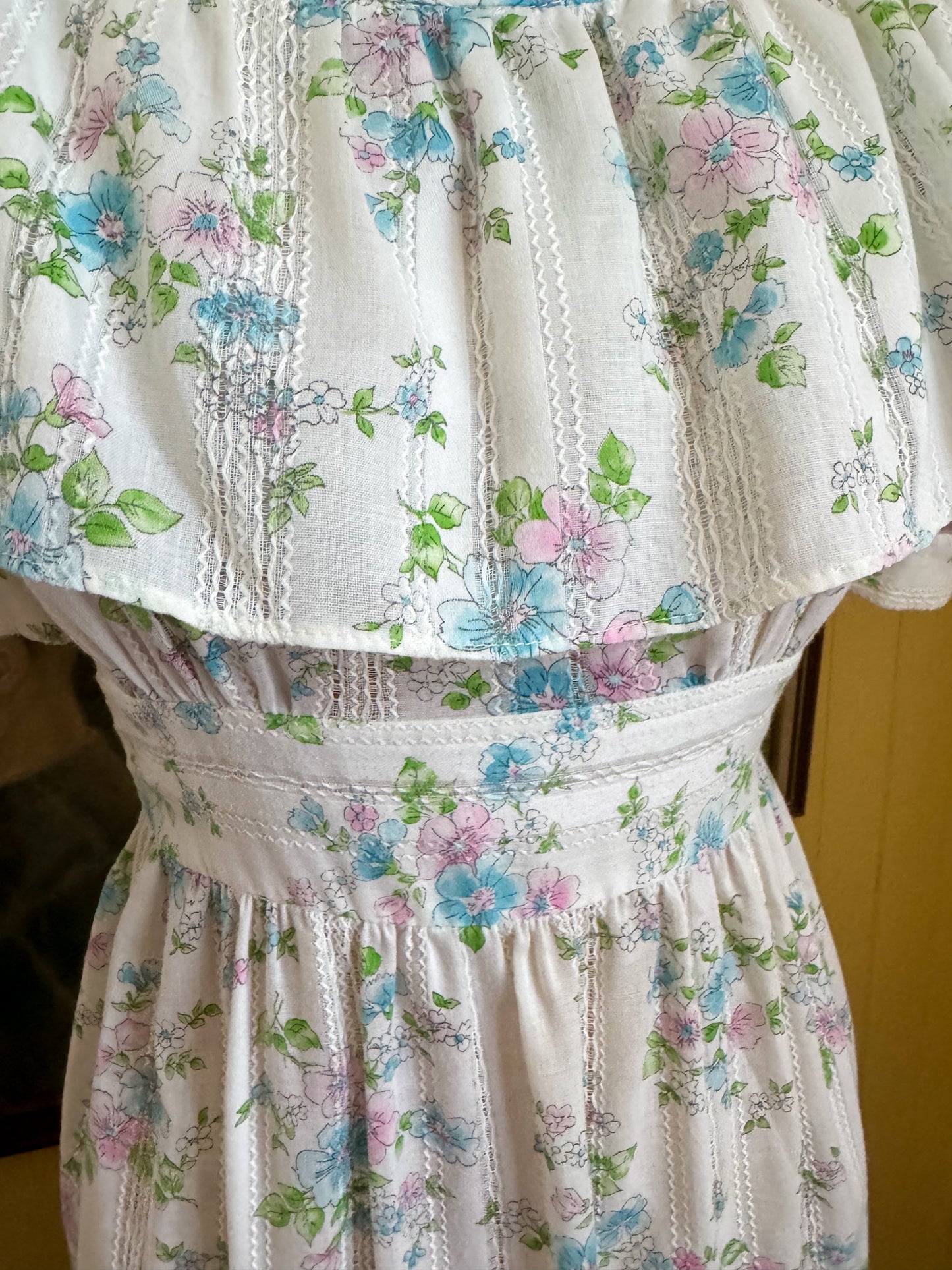 VINTAGE 1970S YOUNG EDWARDIAN COTTON BLEND FLORAL RUFFLE PRAIRIE DRESS S