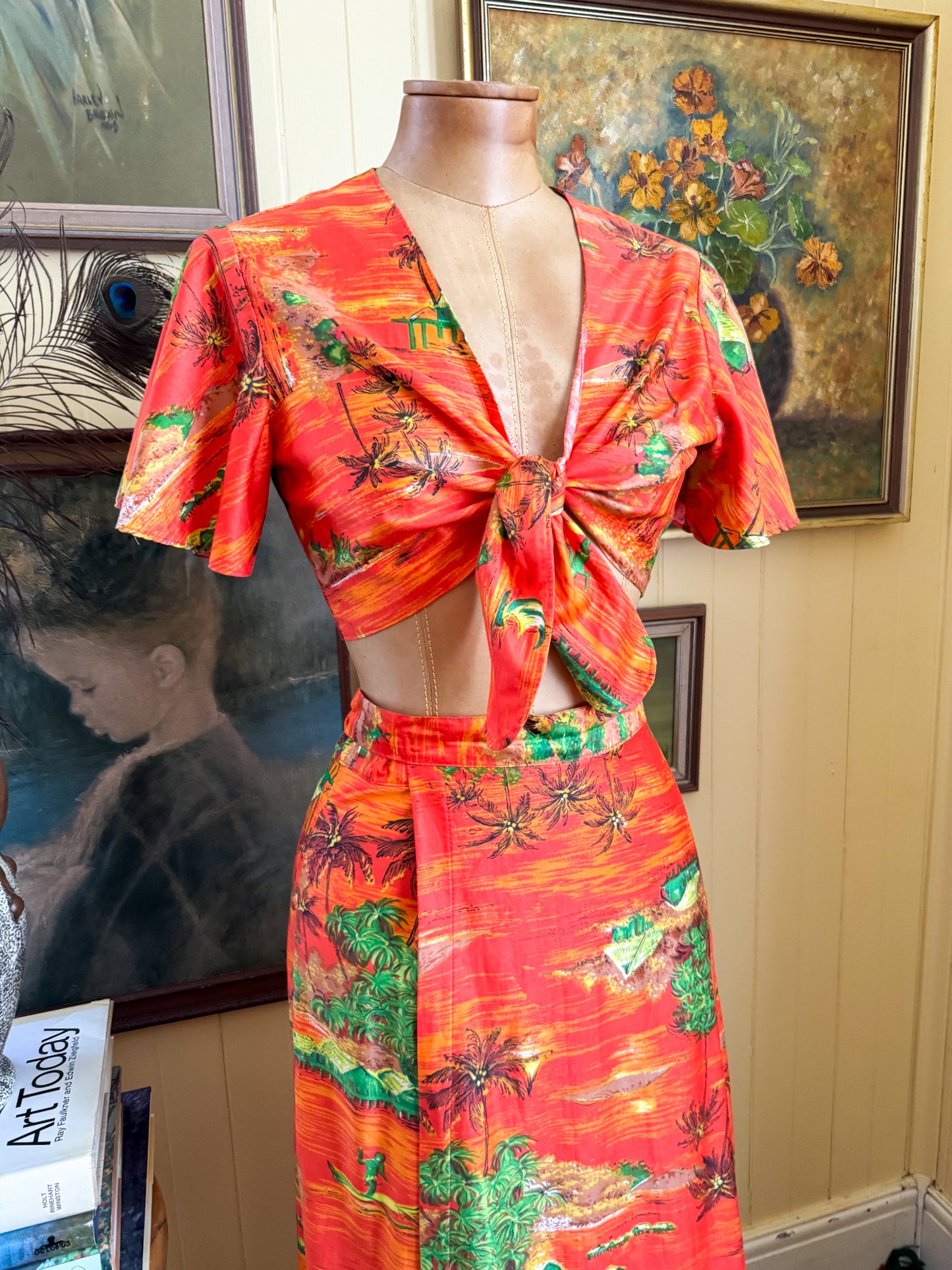 VINTAGE 1970S COTTON HAWAIIAN PRINT TWO PIECE CROPPED TOP + MAXI WRAP SKIRT SET S/M