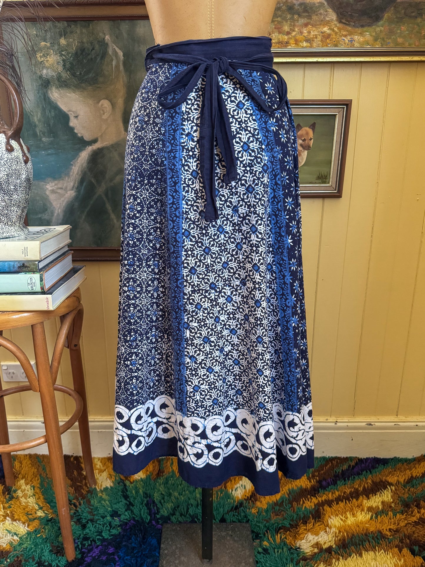 VINTAGE 1970S COTTON BATIK PRINT WRAP MIDI SKIRT M