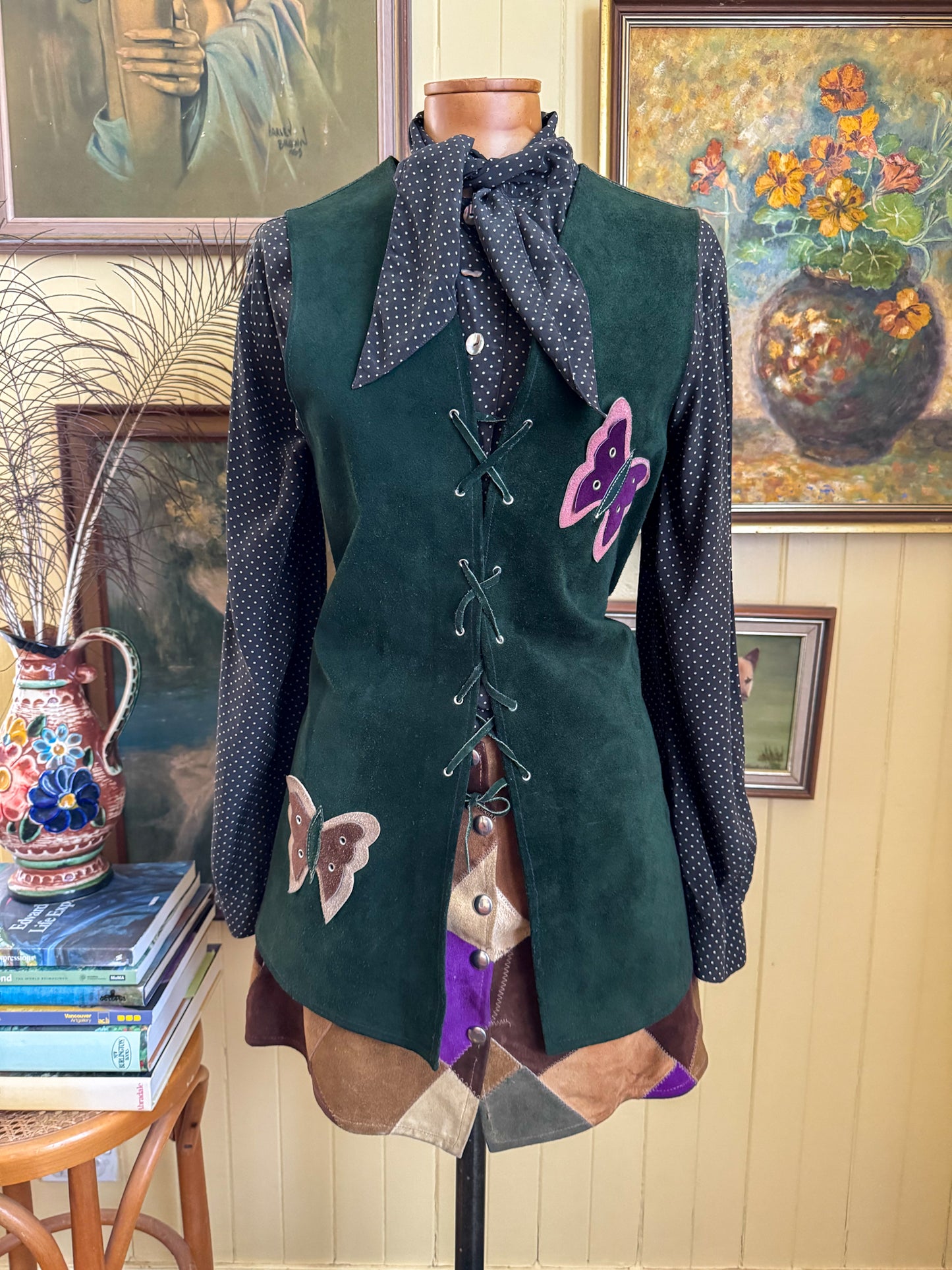 VINTAGE 1970S FOREST GREEN SUEDE LEATHER BUTTERFLY APPLIQUÉ LACE UP VEST S