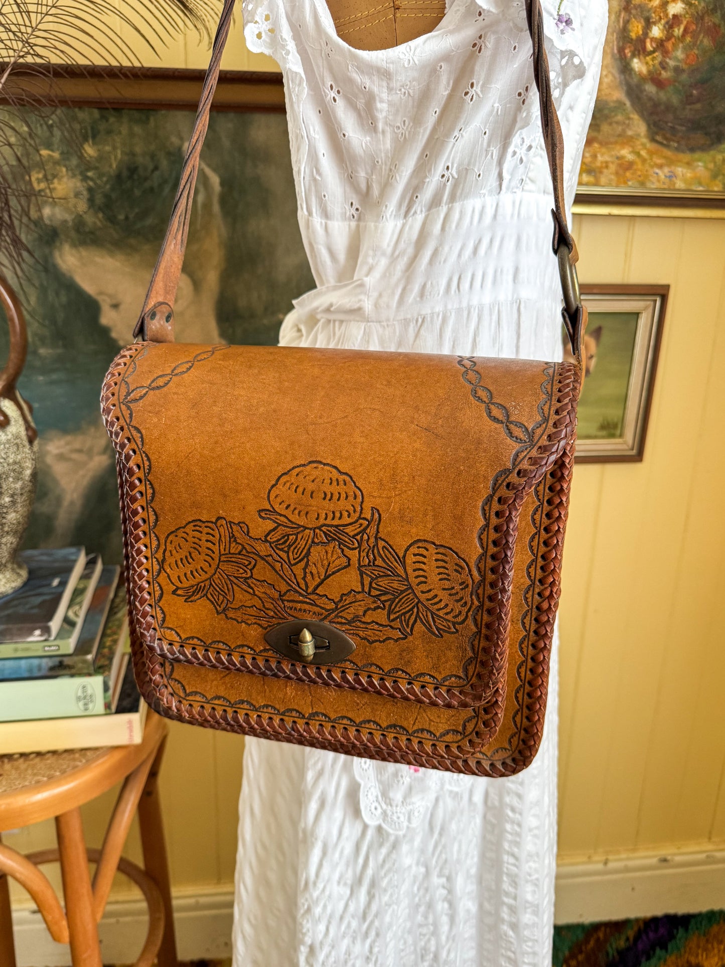 VINTAGE 1970S XL TOOLED CARAMEL LEATHER WARATAH SHOULDER BAG