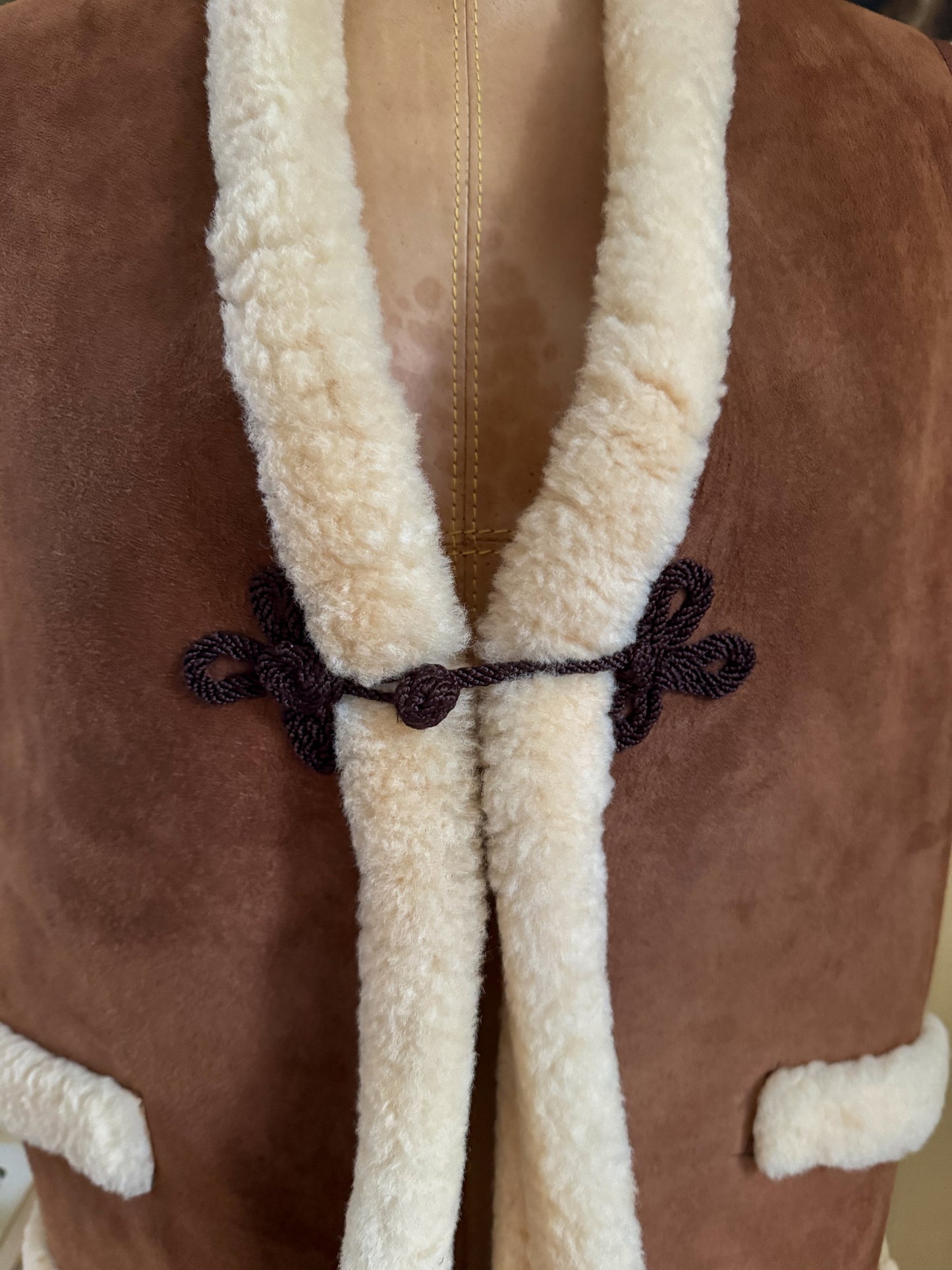 VINTAGE 1990S TAN FAUX SUEDE SHEEPSKIN SHEARLING VEST L