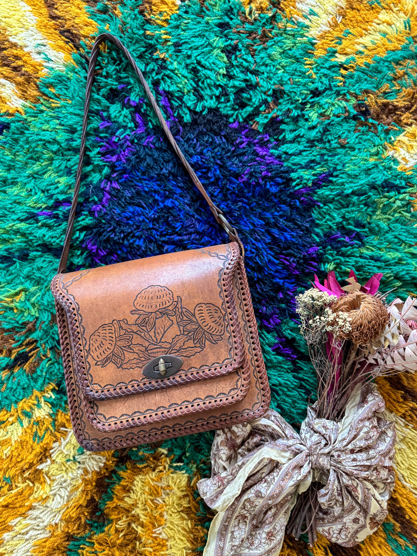VINTAGE 1970S XL TOOLED CARAMEL LEATHER WARATAH SHOULDER BAG