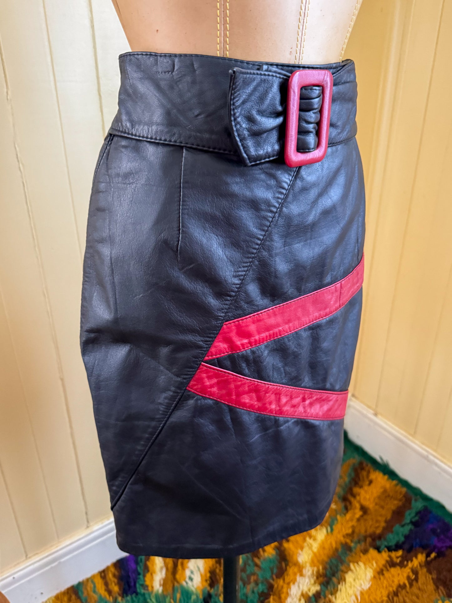 VINTAGE 1980S DE’ NAIVE BLACK + RED LEATHER BELTED MINI SKIRT S