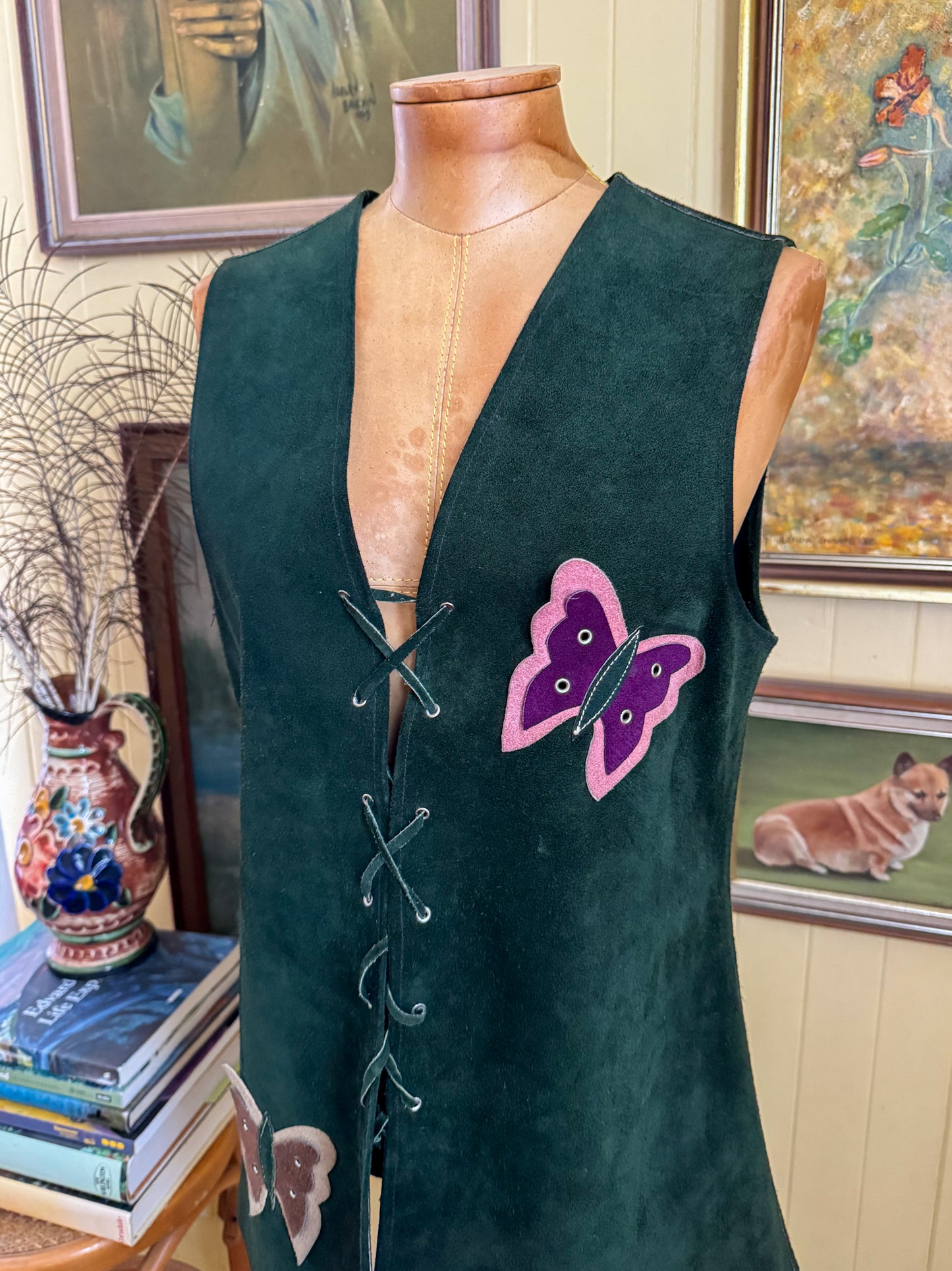 VINTAGE 1970S FOREST GREEN SUEDE LEATHER BUTTERFLY APPLIQUÉ LACE UP VEST S