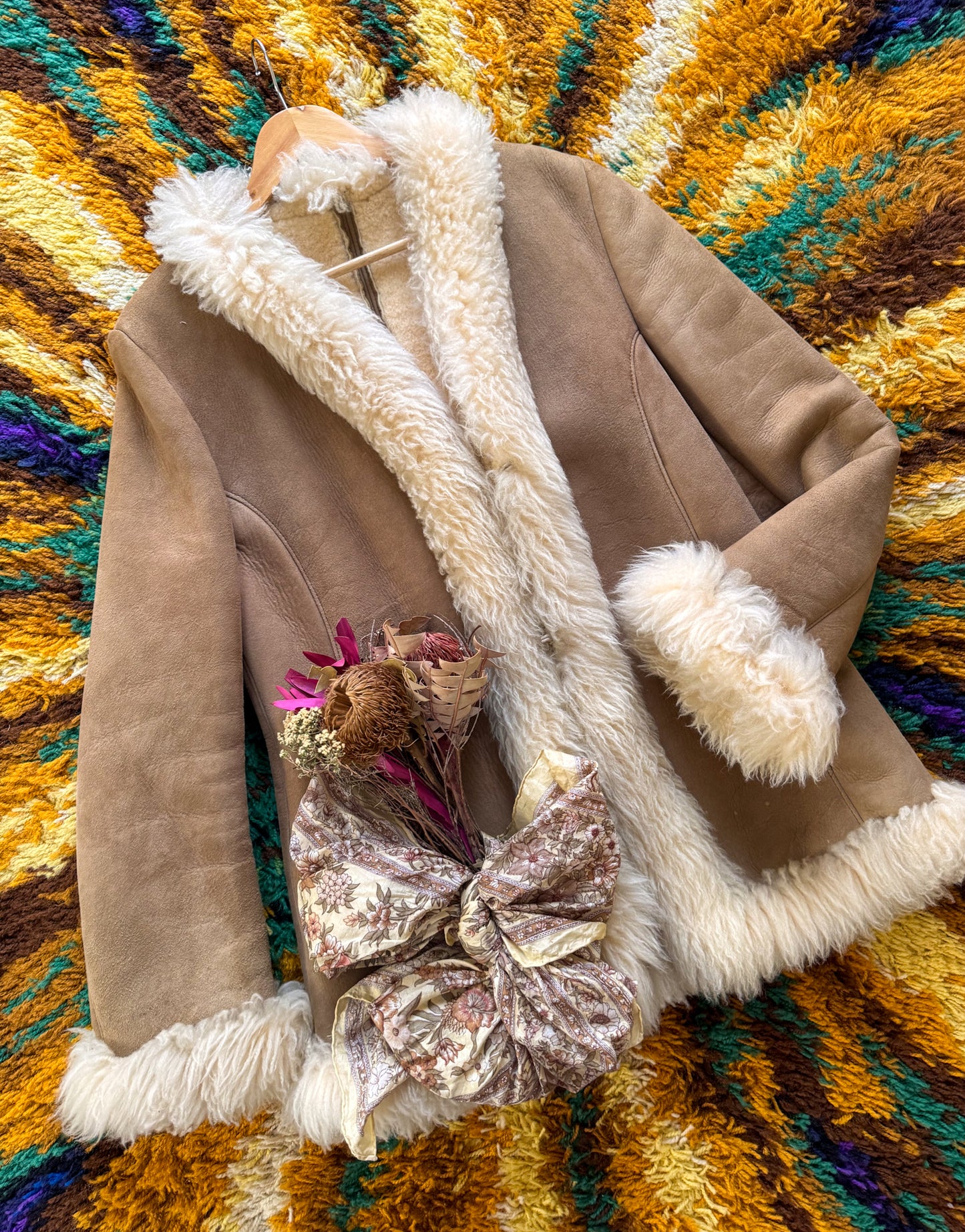 VINTAGE NZ KNIGHT TAYLORS NATURAL SUEDE SHEEPSKIN SHEARLING COAT L