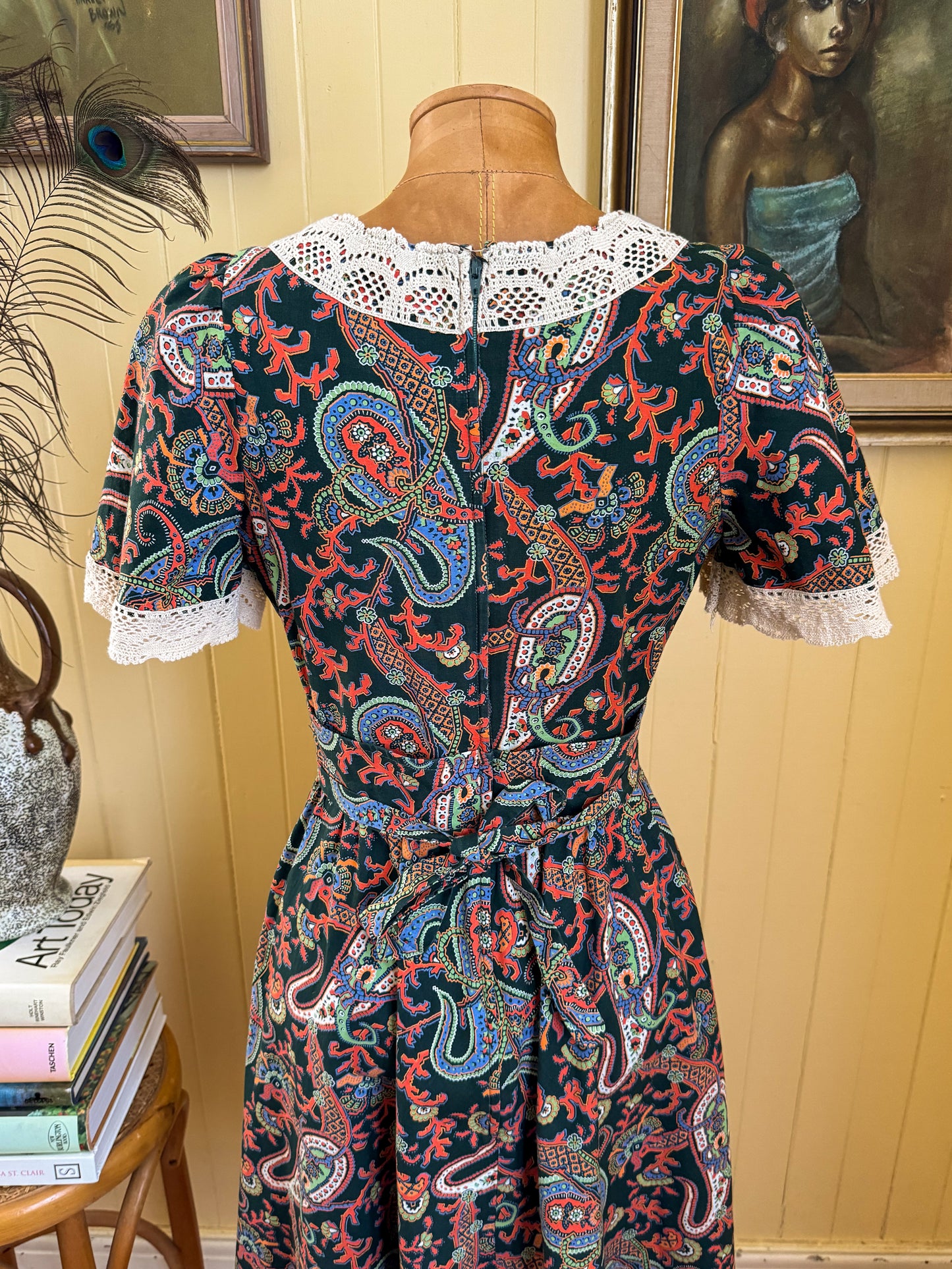 VINTAGE 1970S SAMUEL SHERMAN PAISLEY PRINT COTTON + CROCHET PRAIRIE DRESS XS