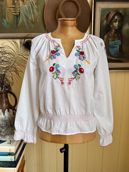 VINTAGE 1970S HUNGARIAN COTTON BLEND EMBROIDERED PEASANT BLOUSE XS/S