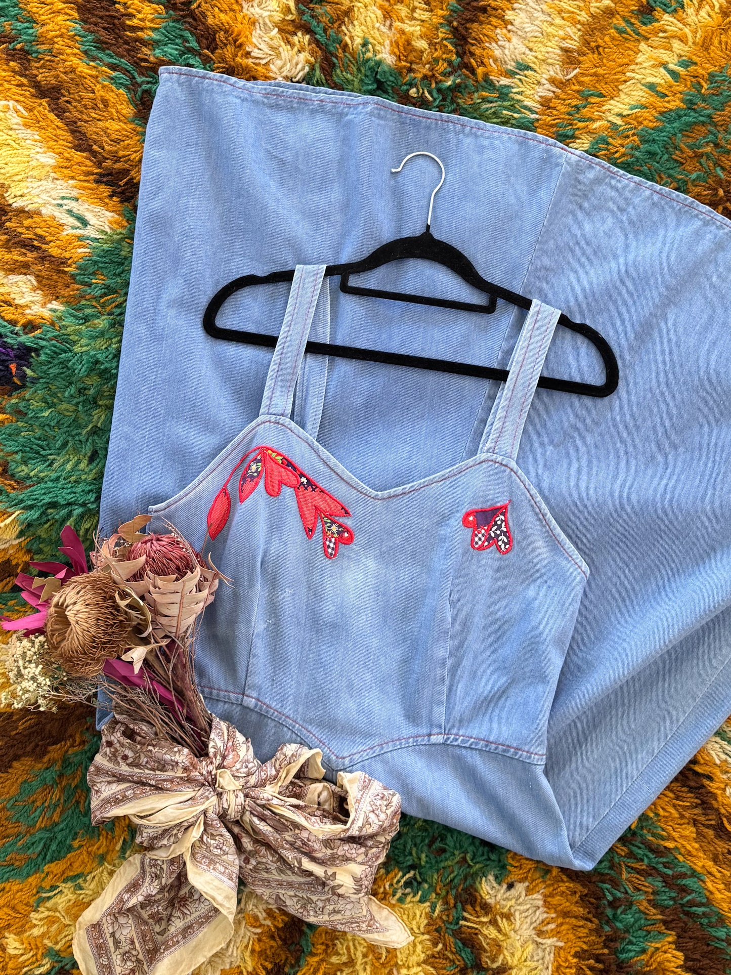 VINTAGE 1970S STITCHES CHAMBRAY DENIM APPLIQUÉ MIDI PINAFORE DRESS M/L
