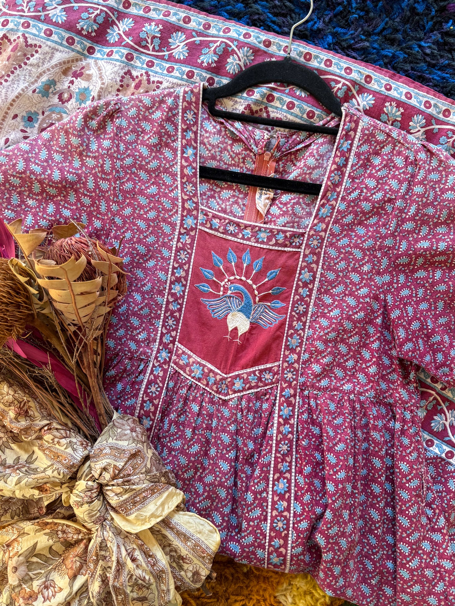 VINTAGE 1970S INDIAN COTTON EMBROIDERED PEACOCK BLOCK PRINT MIDI DRESS XS/S