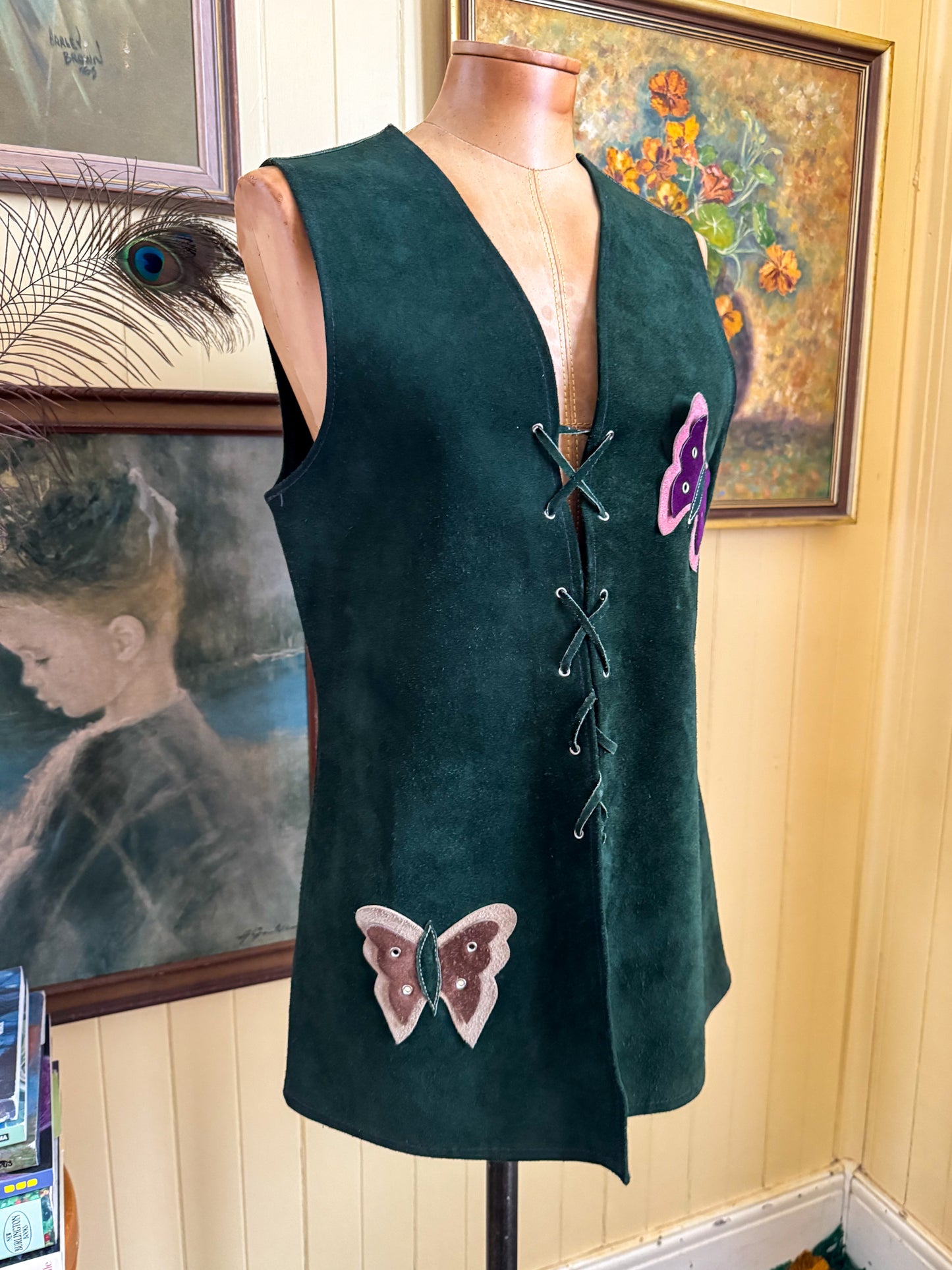 VINTAGE 1970S FOREST GREEN SUEDE LEATHER BUTTERFLY APPLIQUÉ LACE UP VEST S