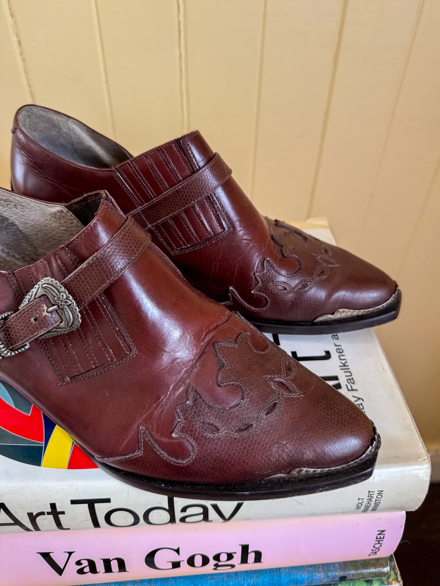 VINTAGE MAHOGANY LEATHER WESTERN CUBAN HEEL BOOTIES 9/40