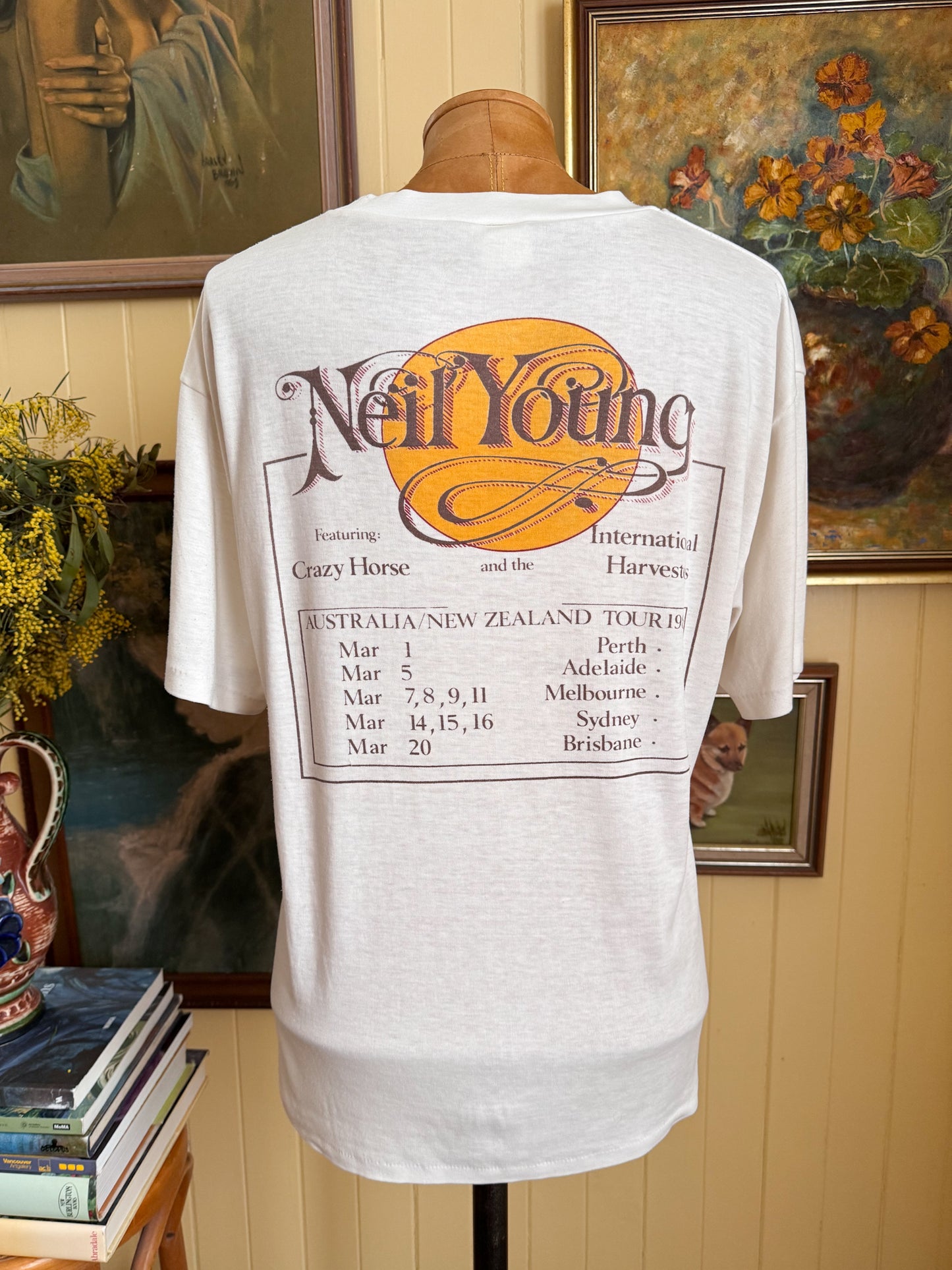VINTAGE 1985 NEIL YOUNG, CRAZY HORSE + THE INTERNATIONAL HARVEST AUSTRALIA NZ TOUR PRINT BAND TSHIRT M