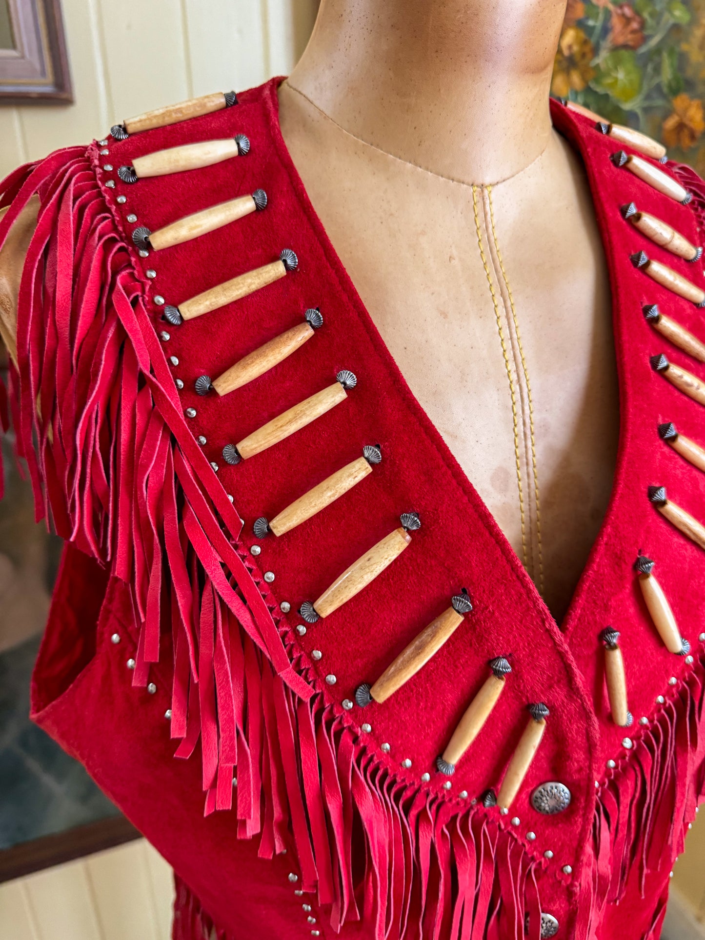 VINTAGE 1990S USA FREEDOM SUEDE LEATHER FRINGED BONE DETAIL WESTERN VEST M