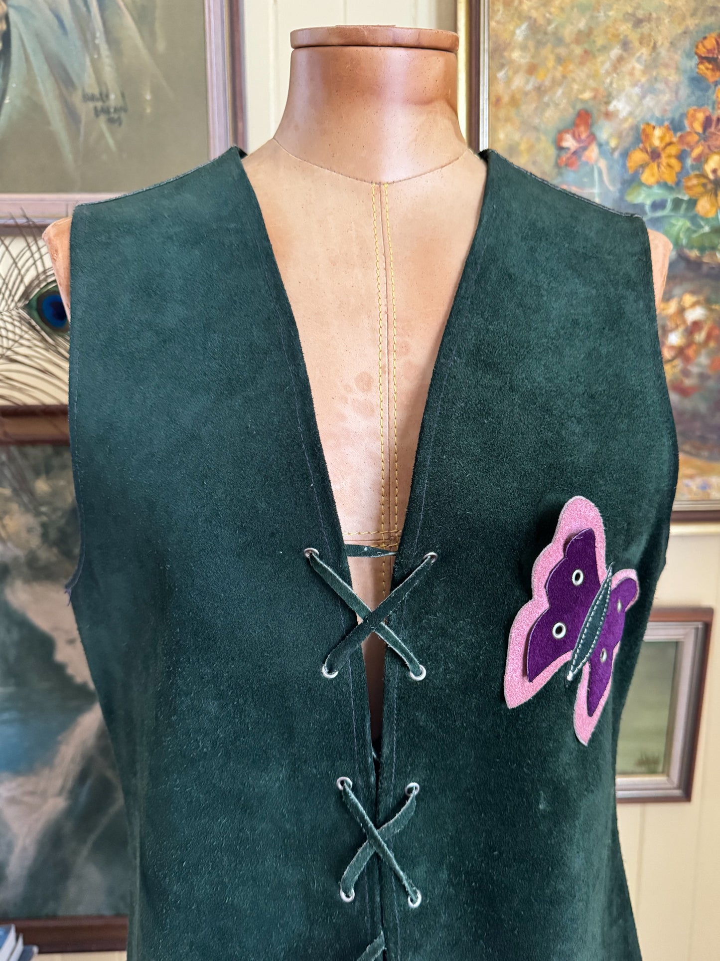 VINTAGE 1970S FOREST GREEN SUEDE LEATHER BUTTERFLY APPLIQUÉ LACE UP VEST S