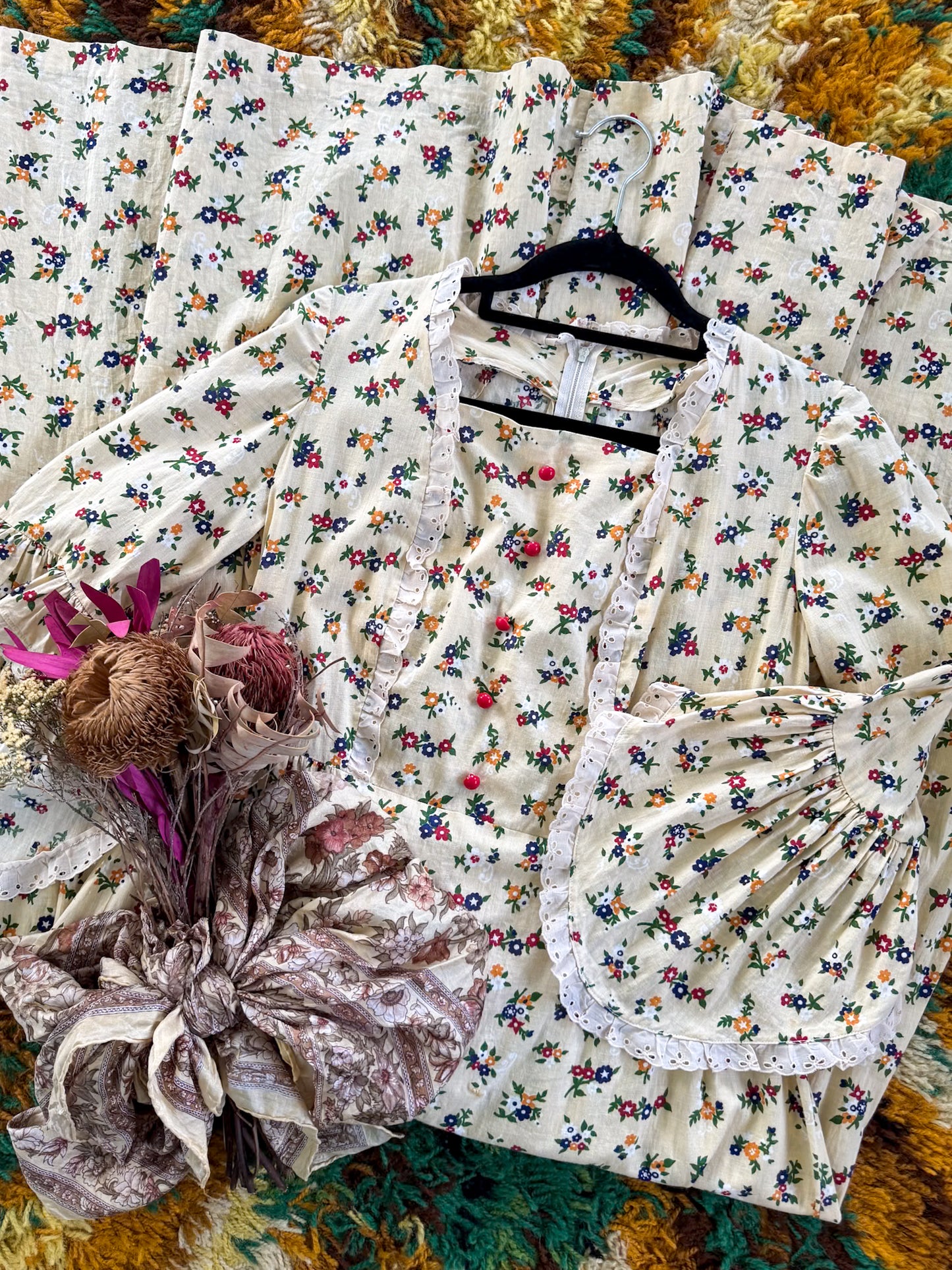 VINTAGE 1970S HANDMADE COTTON FLORAL PRINT LACE TRIM MIDI PRAIRIE DRESS S/M