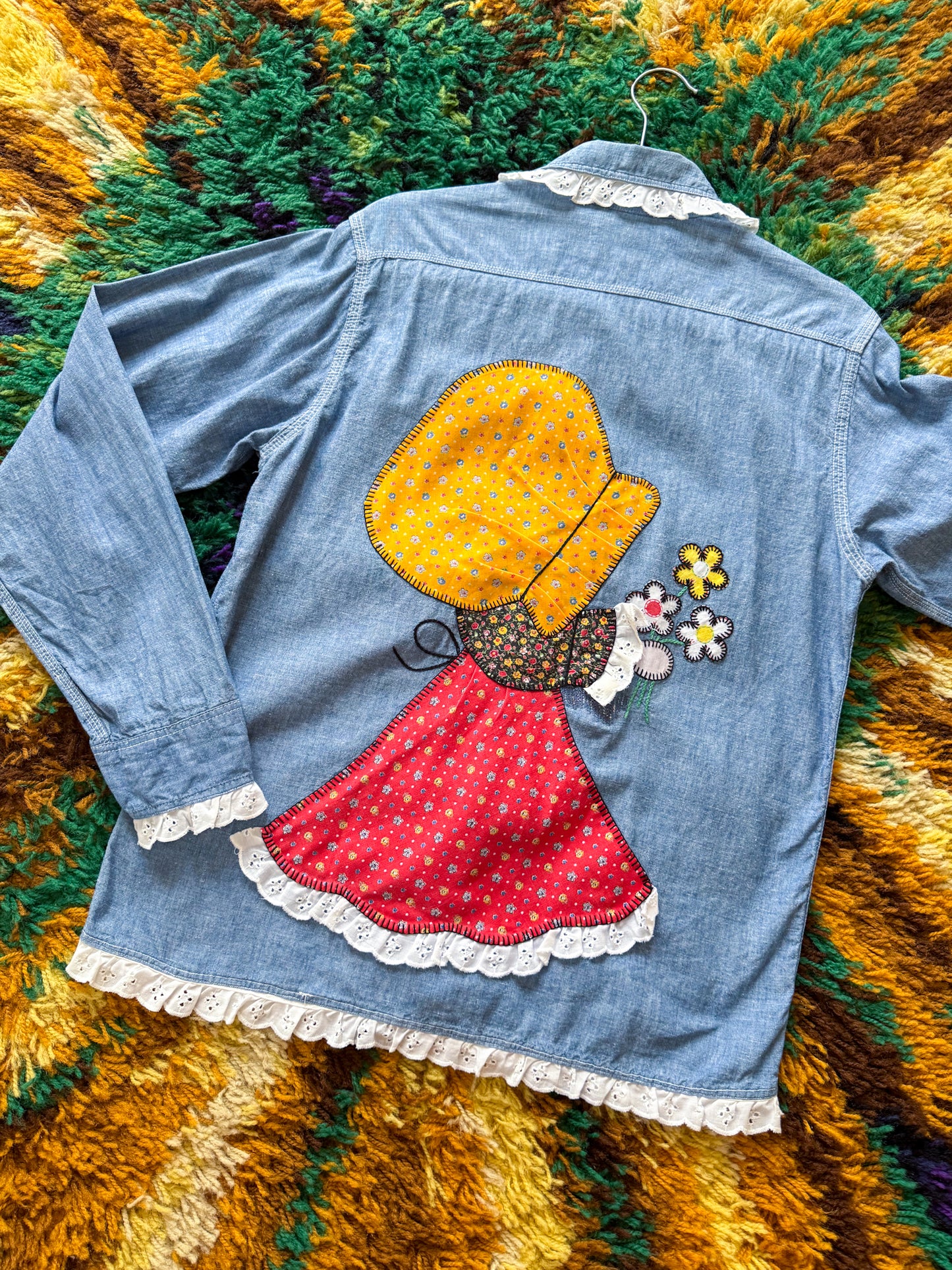 VINTAGE 1970S JC PENNEY COTTON CHAMBRAY APPLIQUÉ LACE TRIM SHIRT M