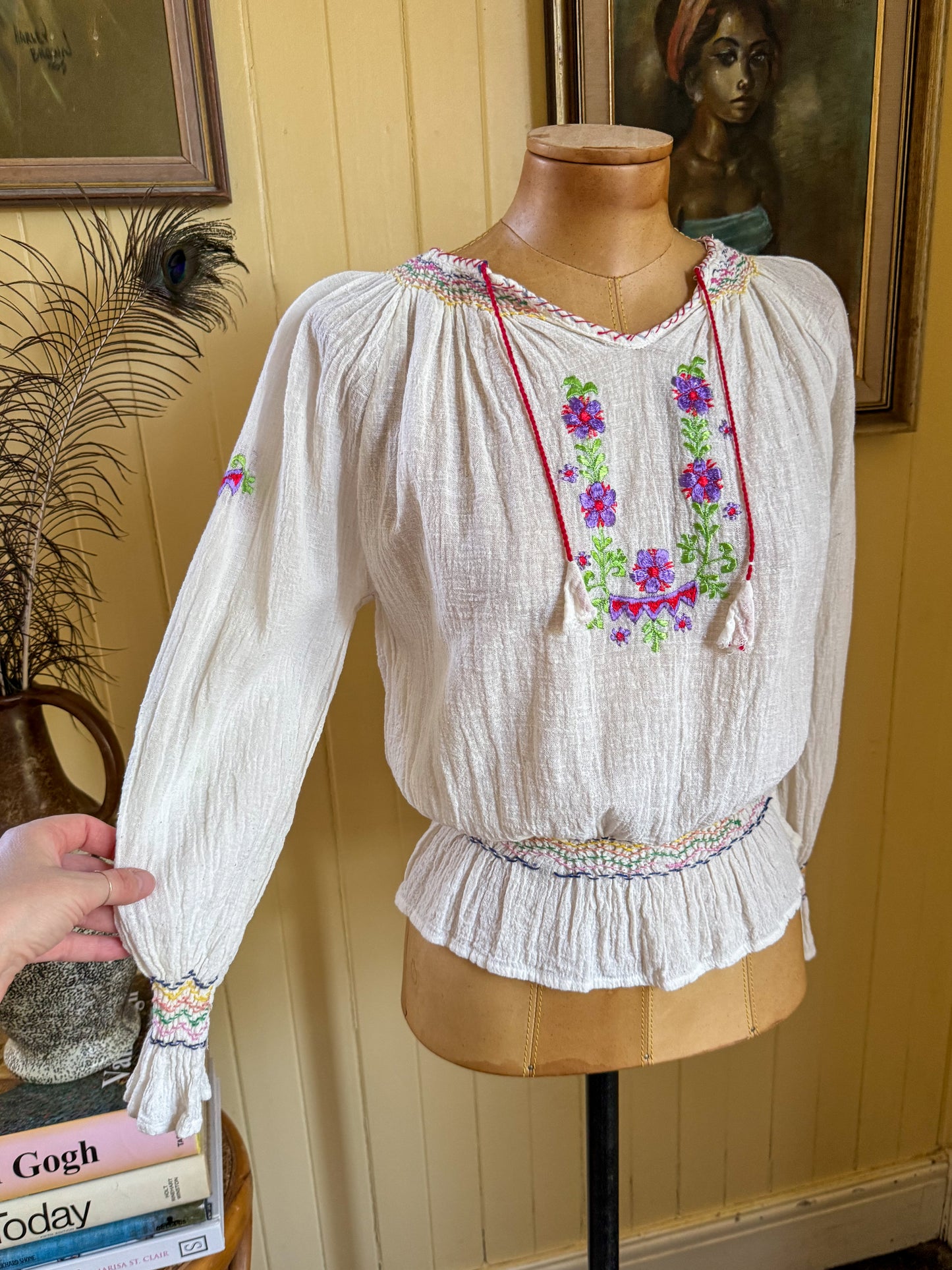 VINTAGE 1970S PAPILLON INDIAN COTTON CHEESECLOTH EMBROIDERED FOLK BLOUSE XS