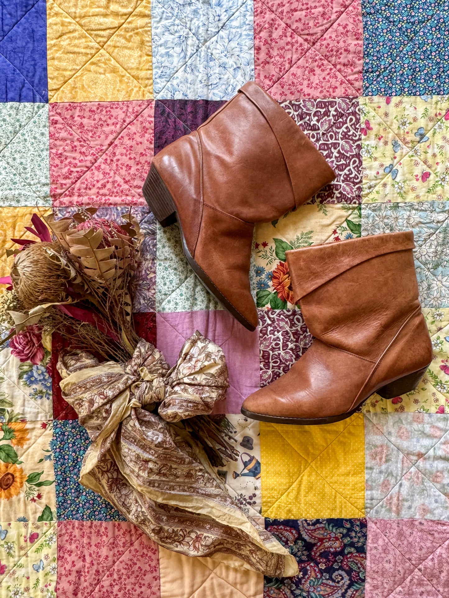 VINTAGE 1980S CARAMEL BROWN LEATHER PIXIE CUBAN HEEL BOOTS 9/40