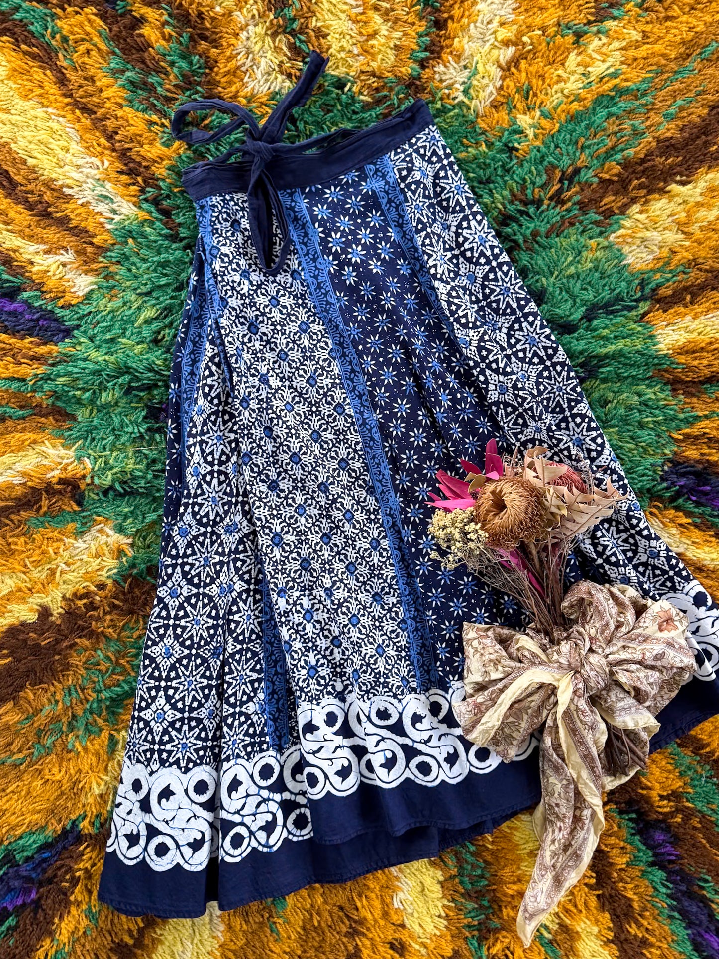 VINTAGE 1970S COTTON BATIK PRINT WRAP MIDI SKIRT M