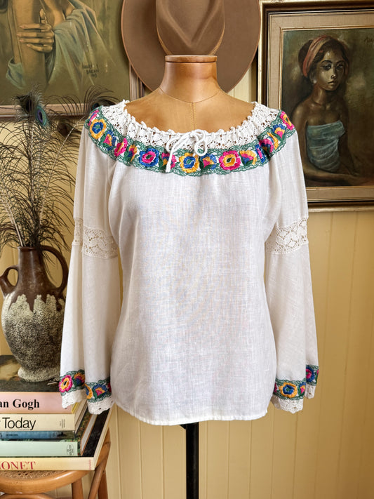 VINTAGE 1970S COTTON BLEND EMBROIDERED CROCHET PEASANT BLOUSE S/M