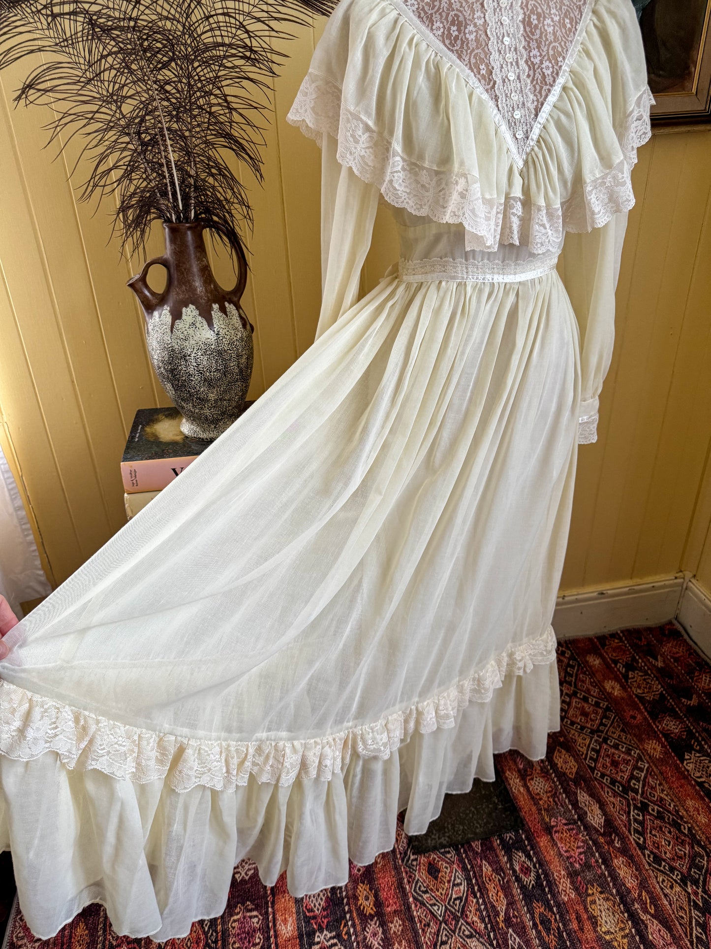 VINTAGE 1970S GUNNE SAX PALEST YELLOW COTTON BLEND LACE PRAIRIE MAXI DRESS S