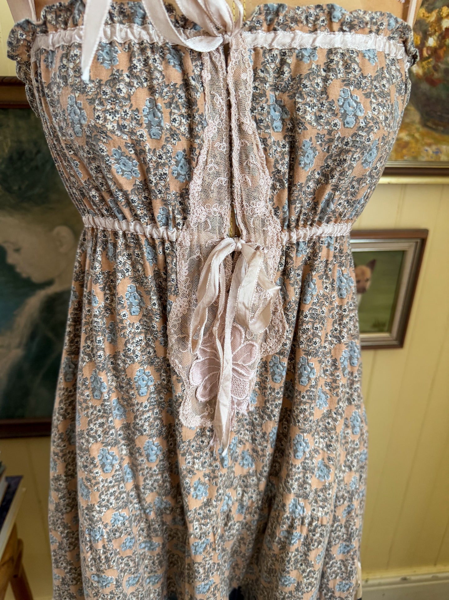 VINTAGE 1970S SALLY BROWNE COTTON TIERED LACE + RIBBON MIDI SUN DRESS S/M