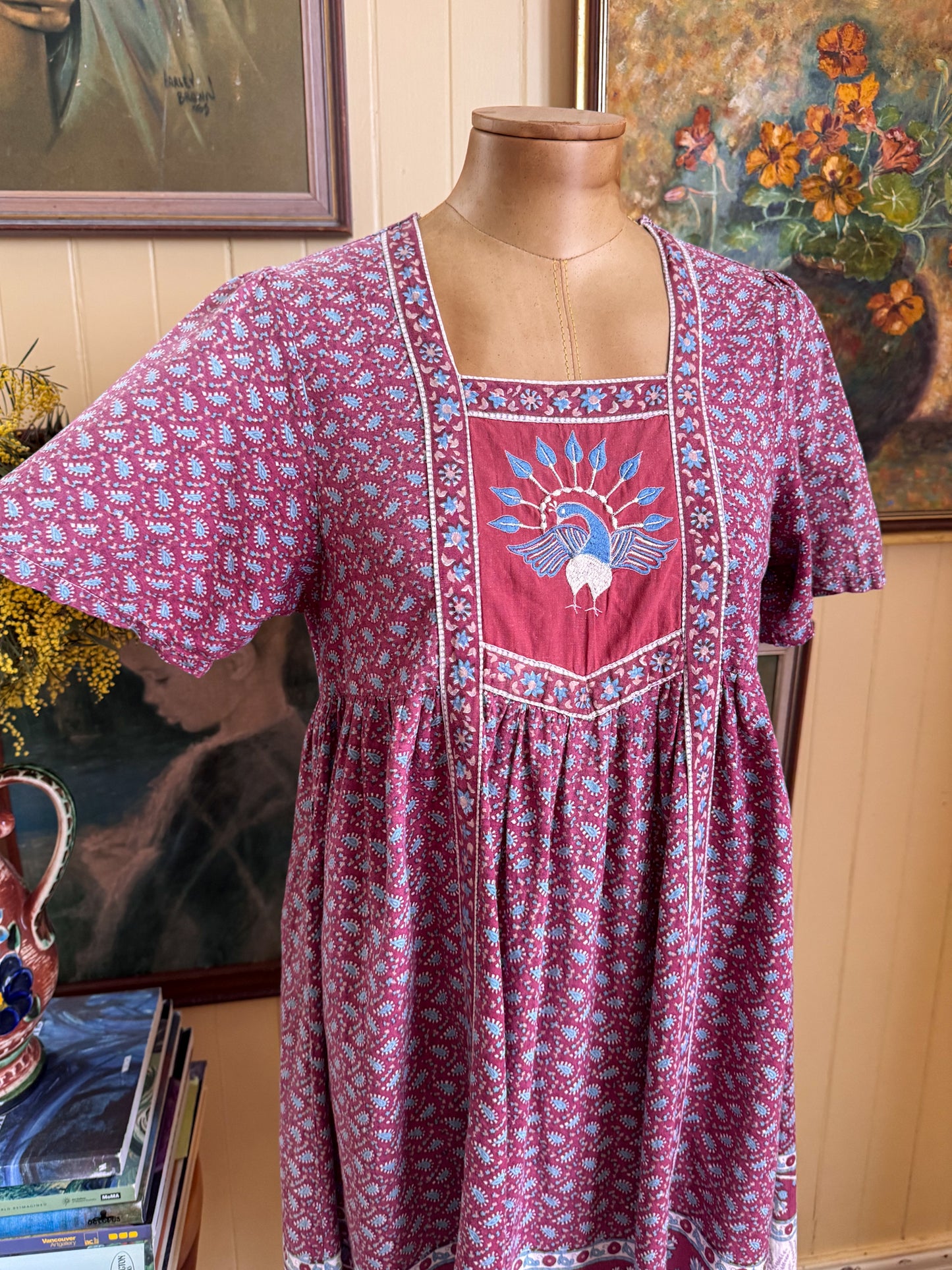 VINTAGE 1970S INDIAN COTTON EMBROIDERED PEACOCK BLOCK PRINT MIDI DRESS XS/S