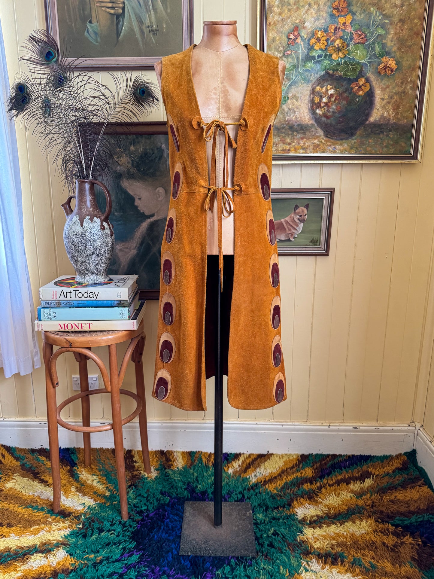 VINTAGE 1970S GEPETTO TAN SUEDE LEATHER PEACOCK APPLIQUÉ LONGLINE WAISTCOAT VEST XS