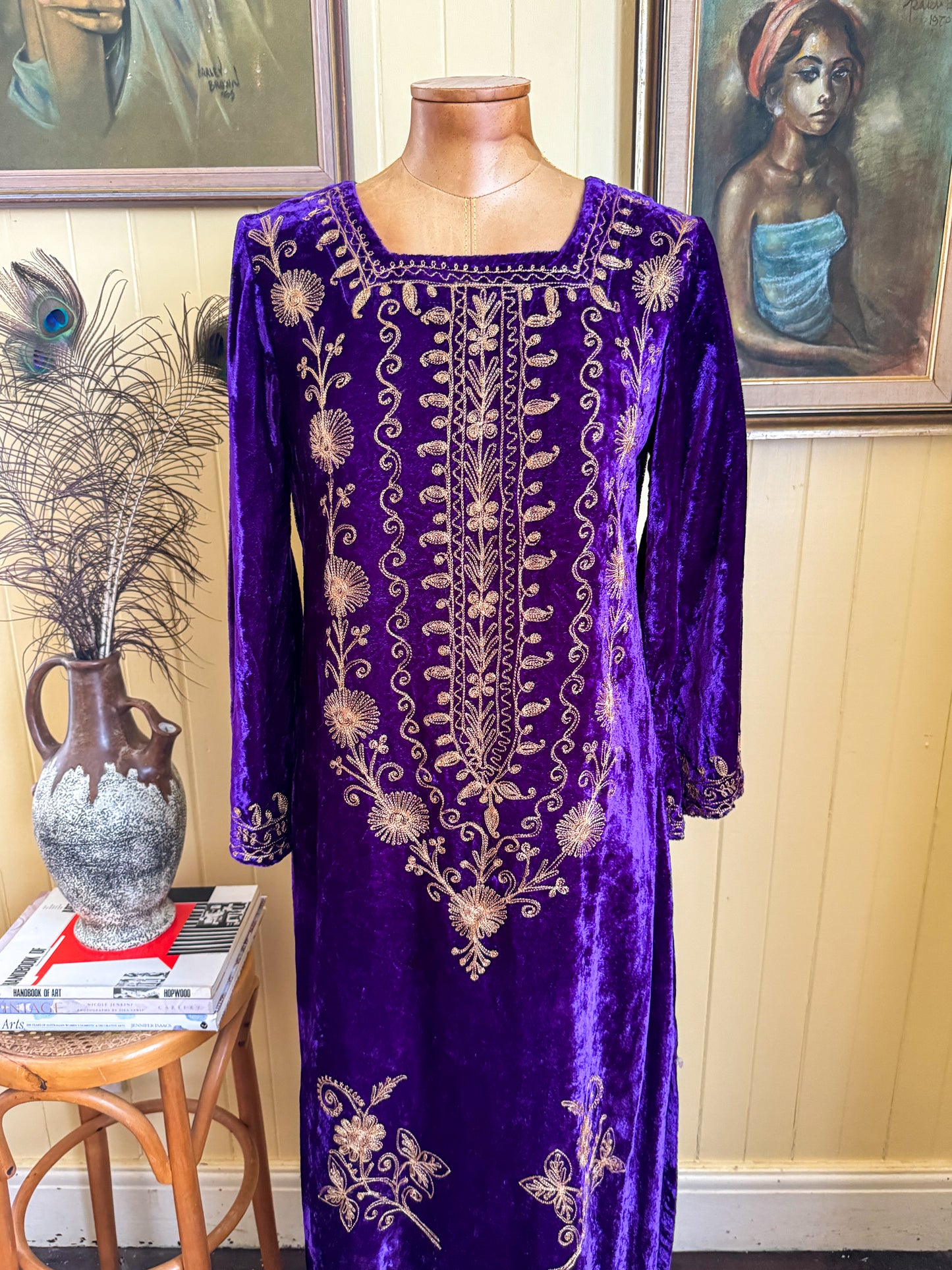 VINTAGE 1970S PAKISTANI VISCOSE VELVET EMBROIDERED MAXI KAFTAN S/M