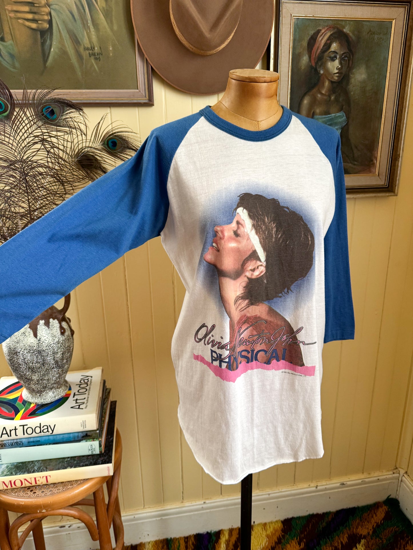 VINTAGE 1982 RARE OLIVIA NEWTON JOHN PHYSICAL TOUR PRINT RAGLAN TSHIRT M/L