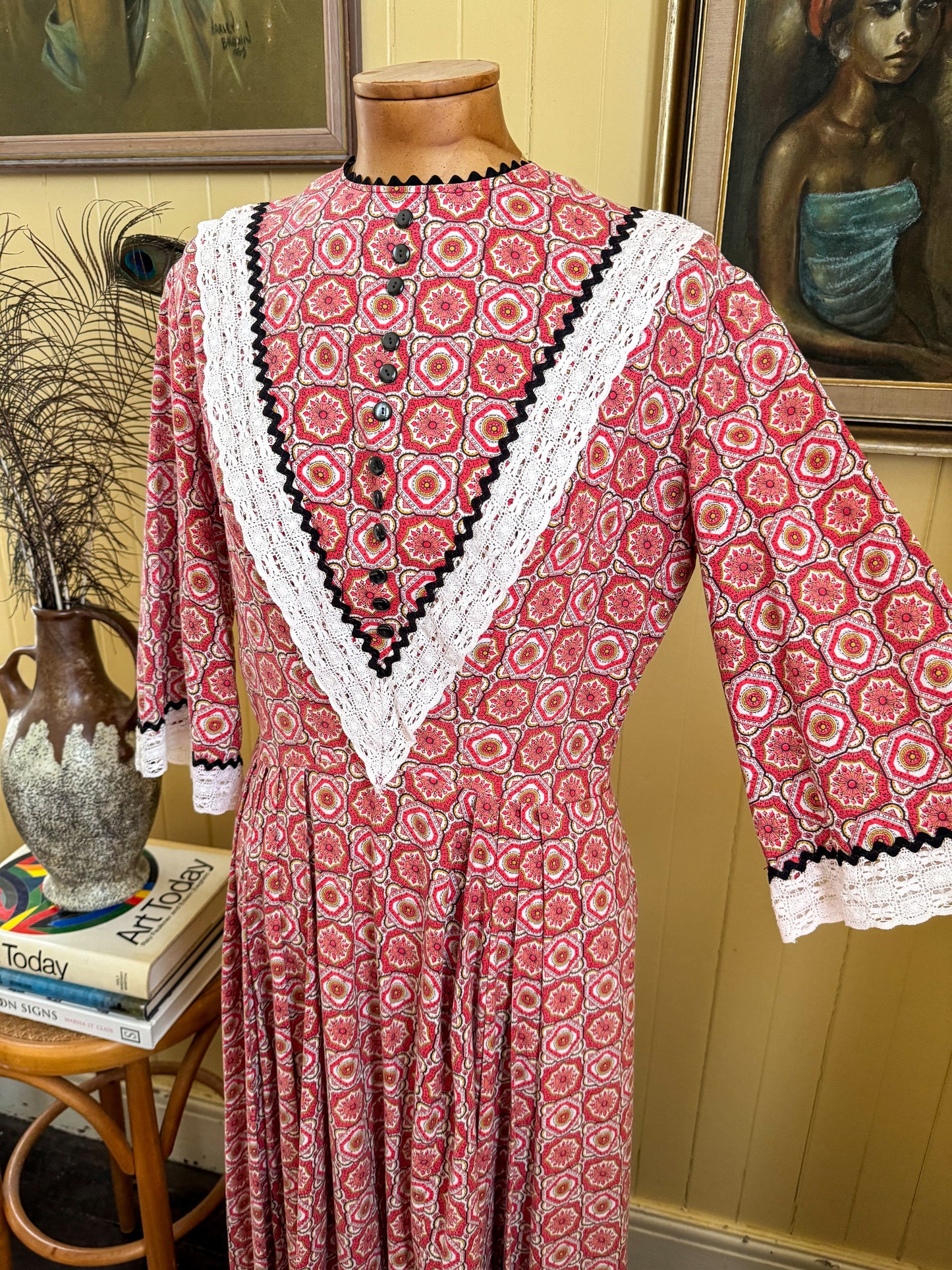 VINTAGE 1970S PRINTED COTTON AND LACE MAXI PRAIRIE DRESS S/M