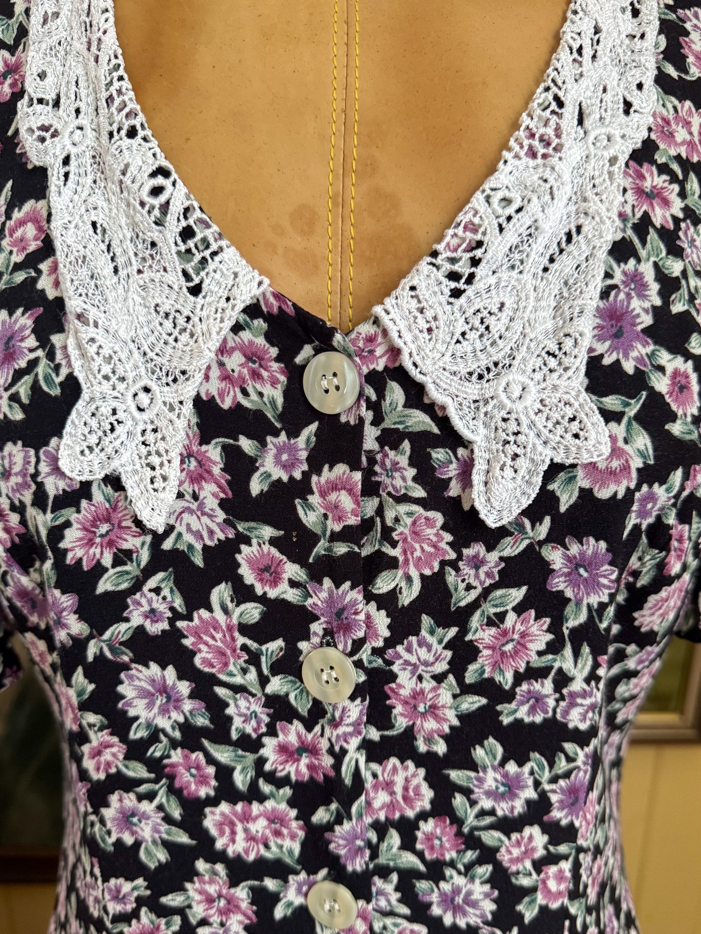 VINTAGE 1990S RAYON FLORAL PRINT CROCHET COLLAR MIDI TEA DRESS M