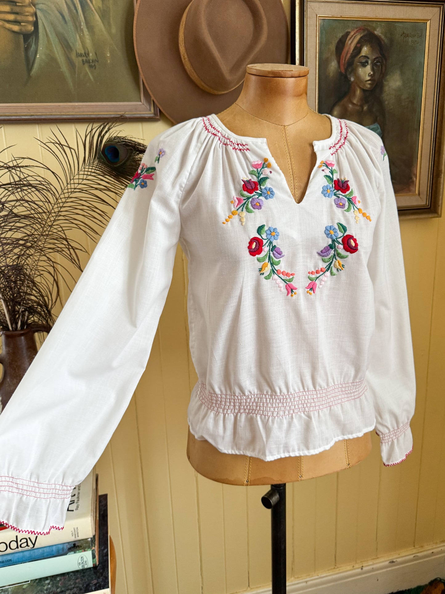 VINTAGE 1970S HUNGARIAN COTTON BLEND EMBROIDERED PEASANT BLOUSE XS/S
