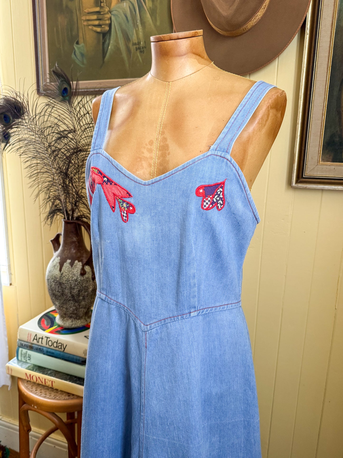 VINTAGE 1970S STITCHES CHAMBRAY DENIM APPLIQUÉ MIDI PINAFORE DRESS M/L