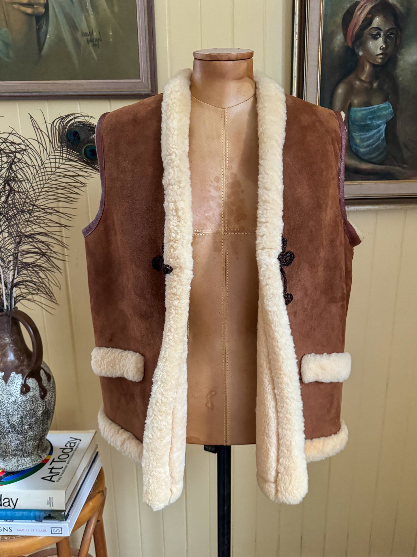 VINTAGE 1990S TAN FAUX SUEDE SHEEPSKIN SHEARLING VEST L