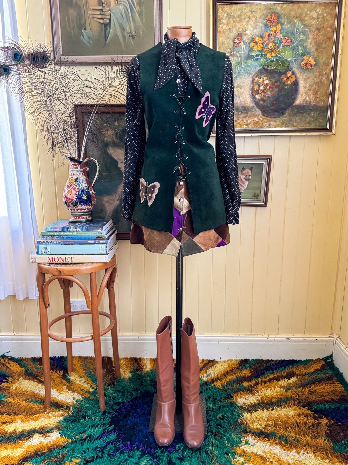 VINTAGE 1970S FOREST GREEN SUEDE LEATHER BUTTERFLY APPLIQUÉ LACE UP VEST S