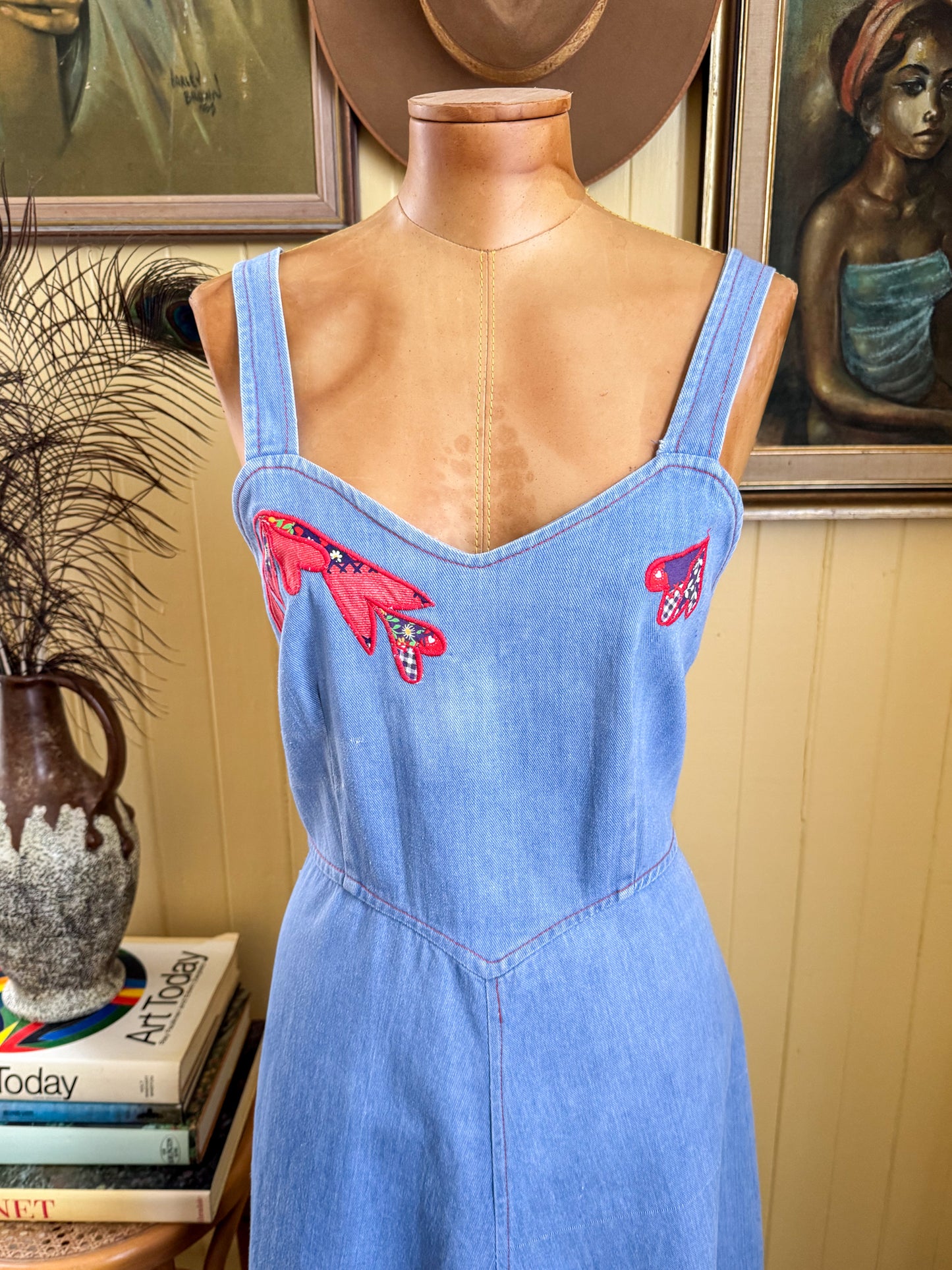 VINTAGE 1970S STITCHES CHAMBRAY DENIM APPLIQUÉ MIDI PINAFORE DRESS M/L