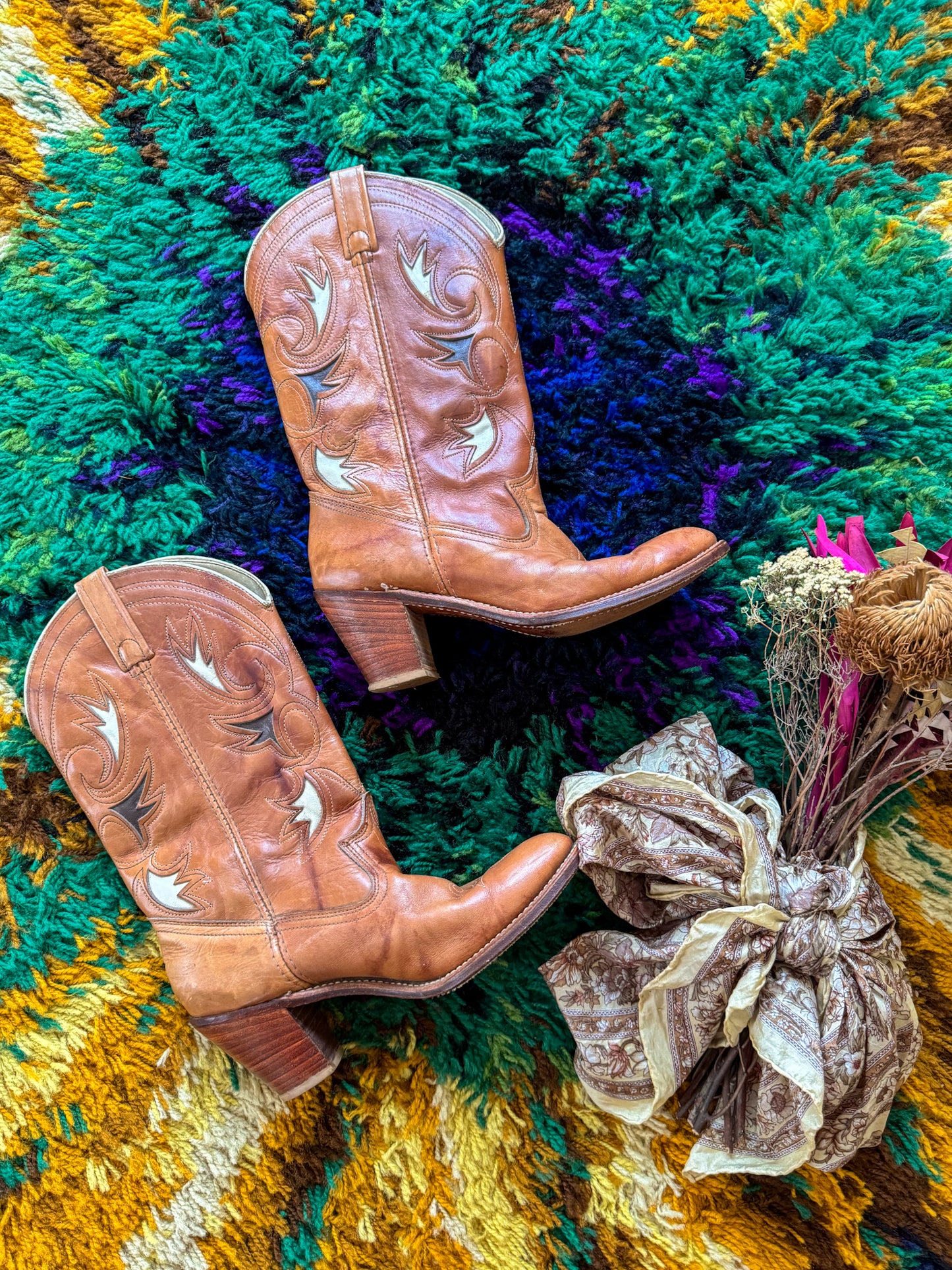 VINTAGE DINGO TAN EMBROIDERED LEATHER WESTERN CUBAN HIGH HEEL BOOTS 8.5-9/39.5