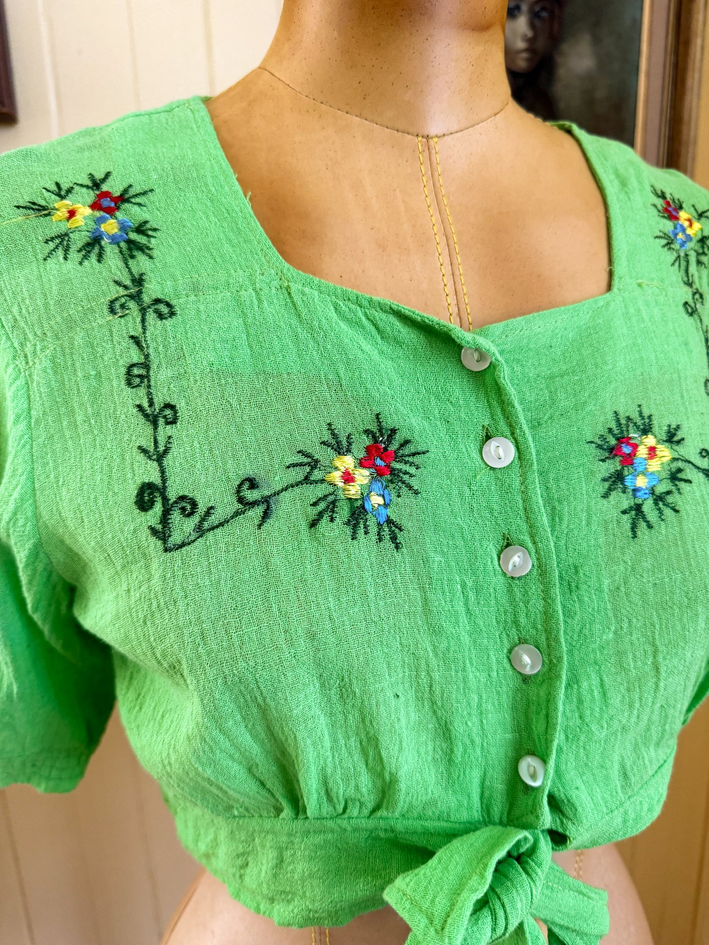 VINTAGE 1970S INDIAN COTTON CHEESECLOTH EMBROIDERED TIE BLOUSE XS/S