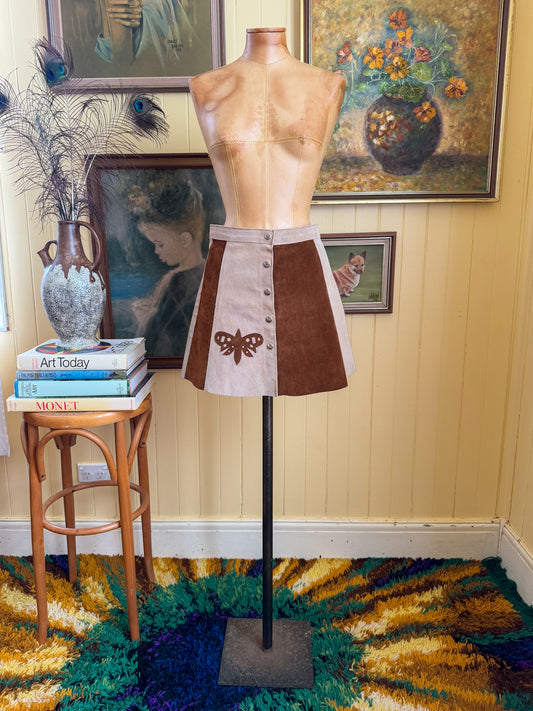 VINTAGE 1970S SUEDE LEATHER PANEL BUTTERFLY APPLIQUÉ BUTTON THROUGH MINI SKIRT S/M