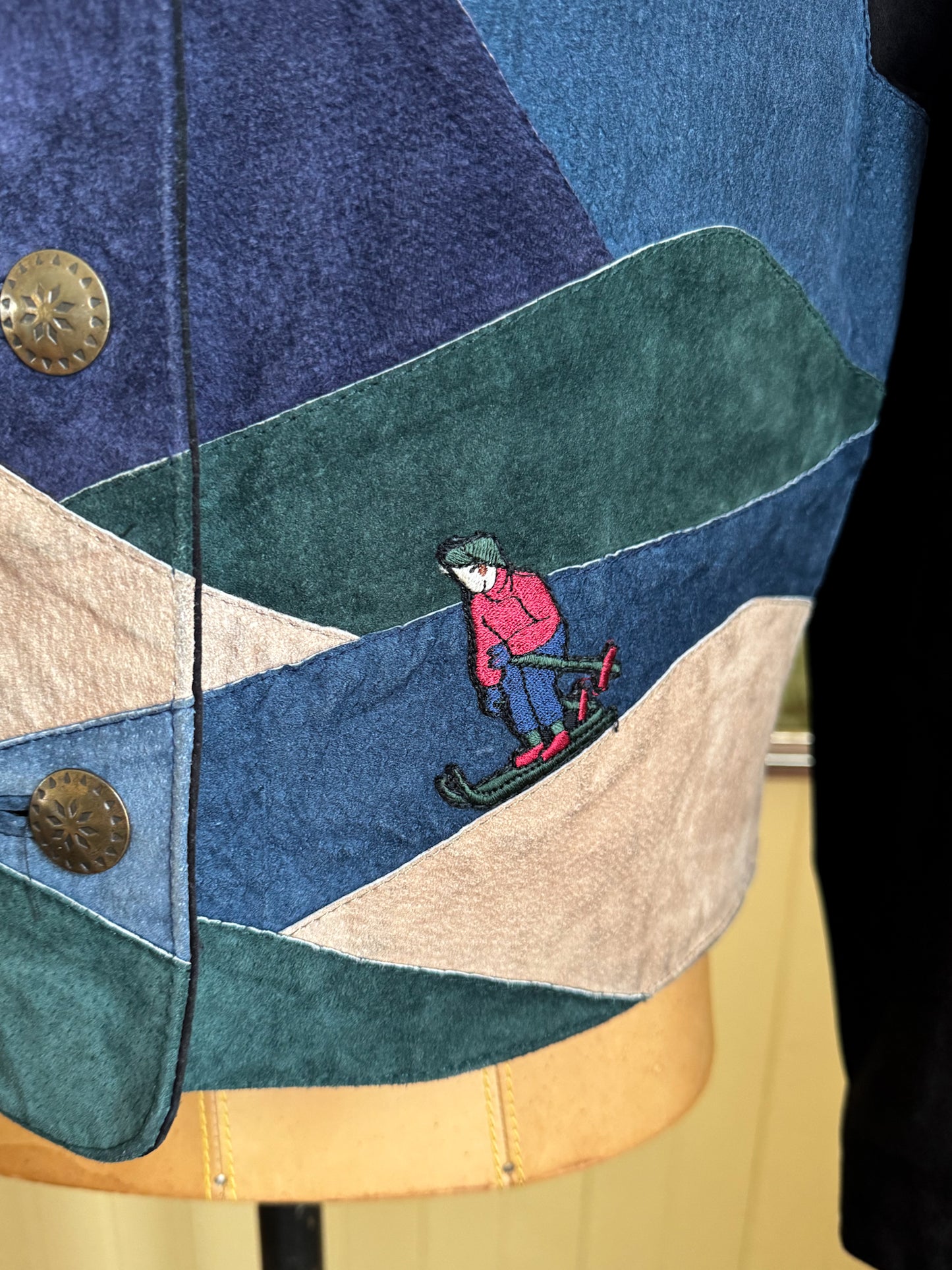 VINTAGE 1980S SUEDE LEATHER ALPINE SKIER APPLIQUÉ CROPPED JACKET M/L