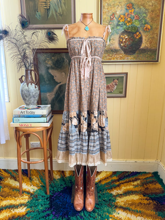 VINTAGE 1970S SALLY BROWNE COTTON TIERED LACE + RIBBON MIDI SUN DRESS S/M