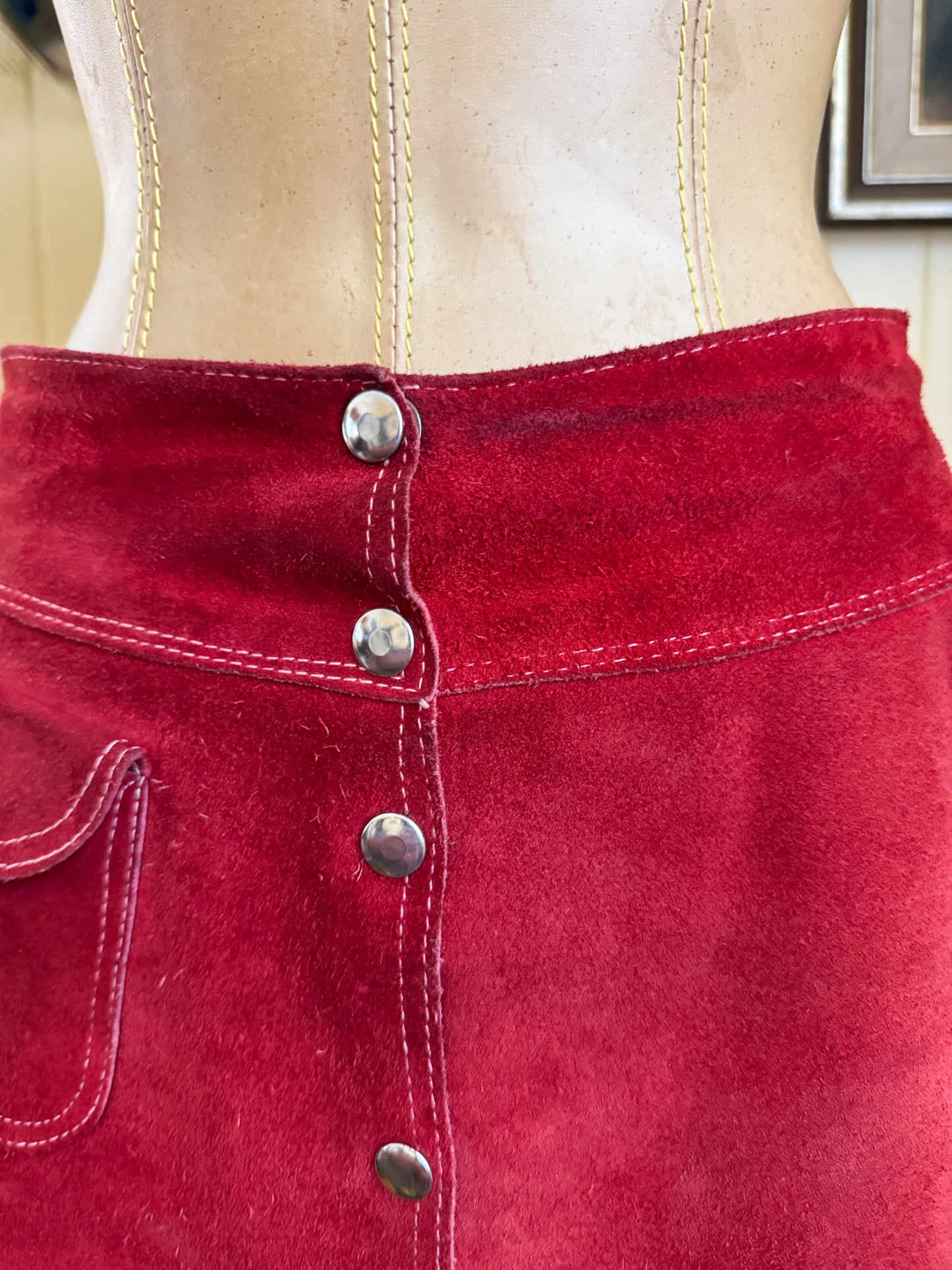 VINTAGE 1970S RED SUEDE LEATHER BUTTON THROUGH MINI SKIRT XS/S